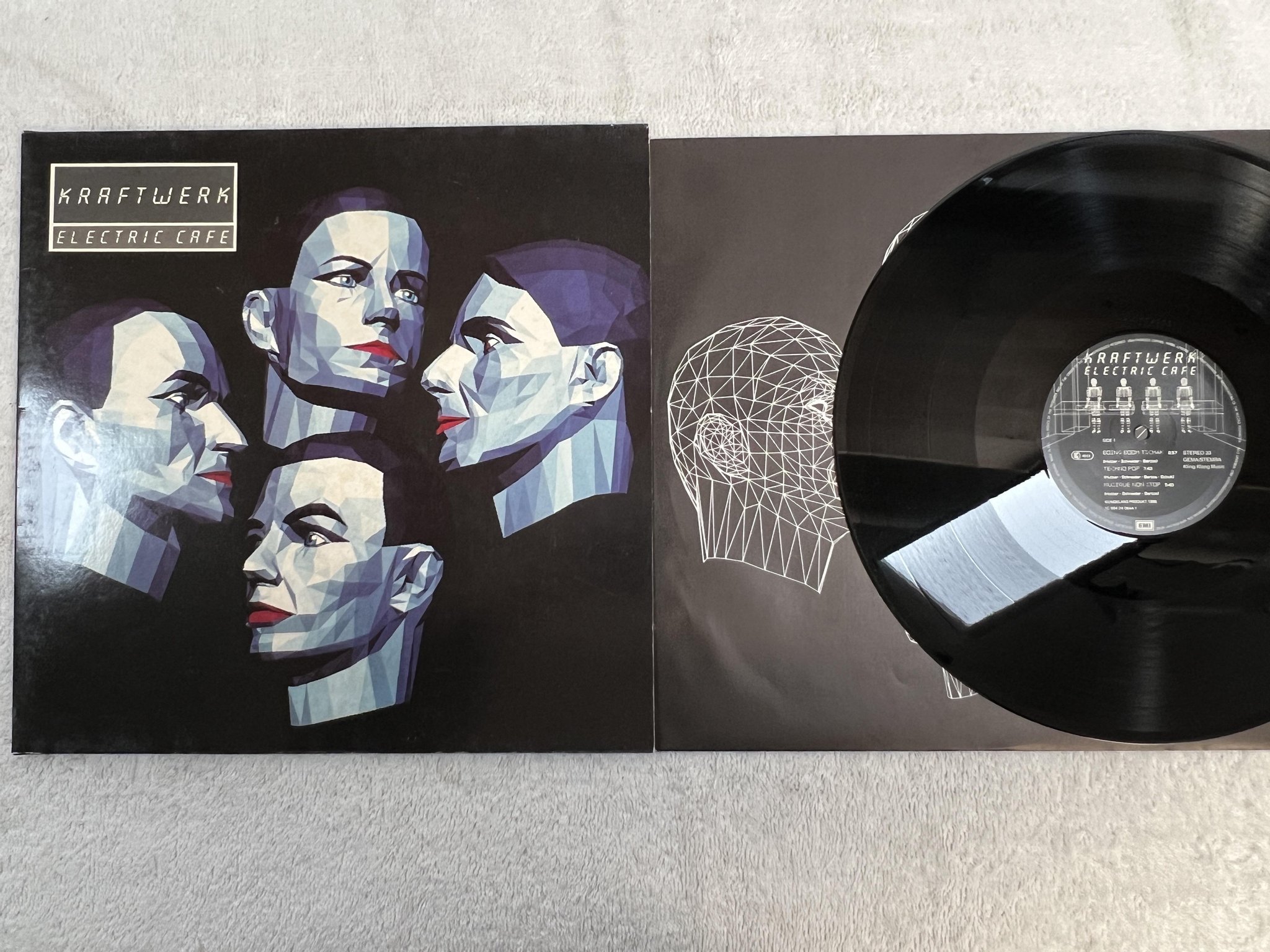 Omslagsbild för skivan KRAFTWERK electric cafe LP HOL EMI 1C 0642406441