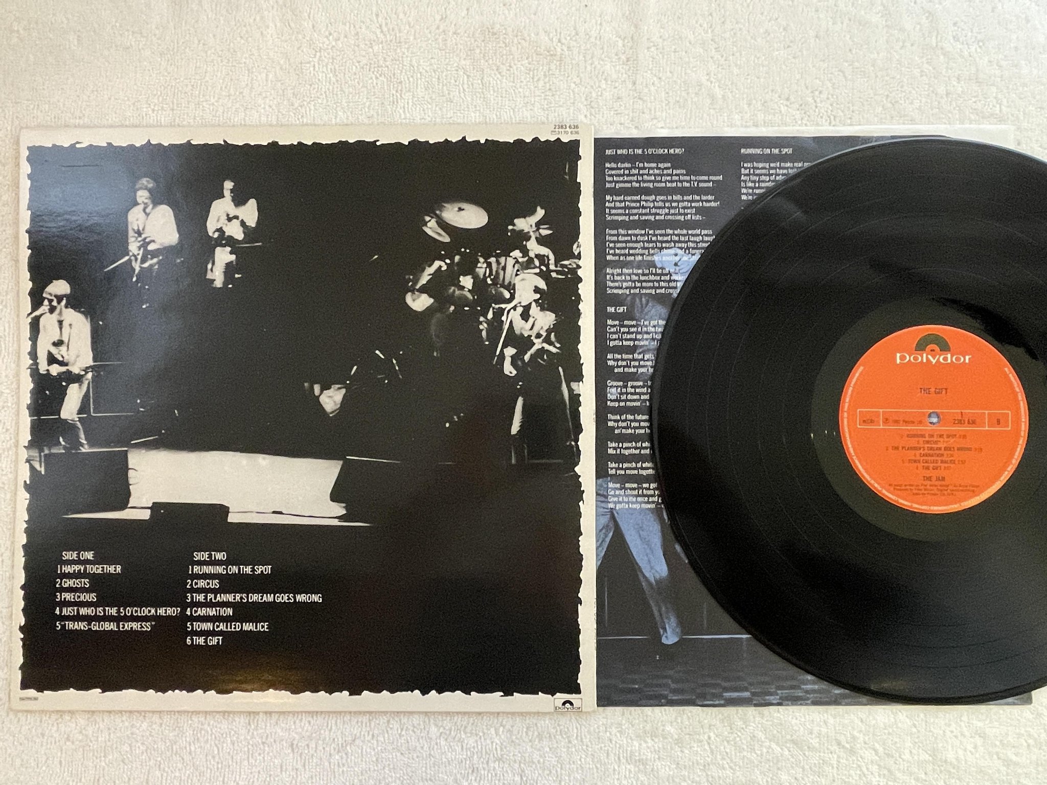 Omslagsbild för skivan THE JAM the gift LP -82 ncb POLYDOR 2383636