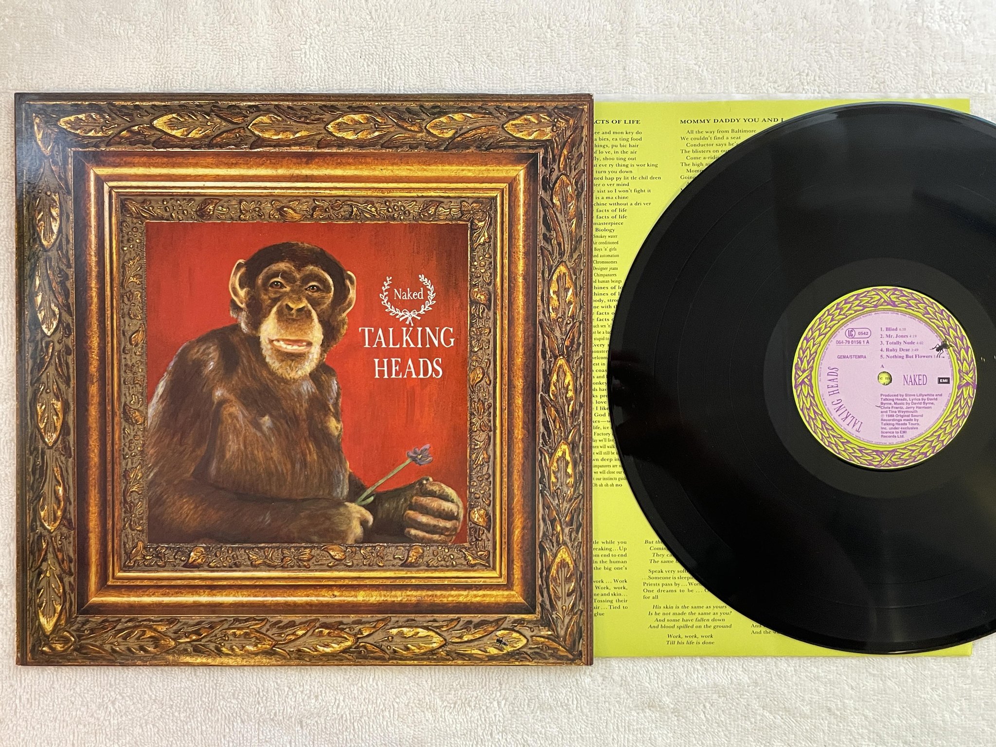 Omslagsbild för skivan TALKING HEADS naked LP -88 EMI 064-79 0156 1