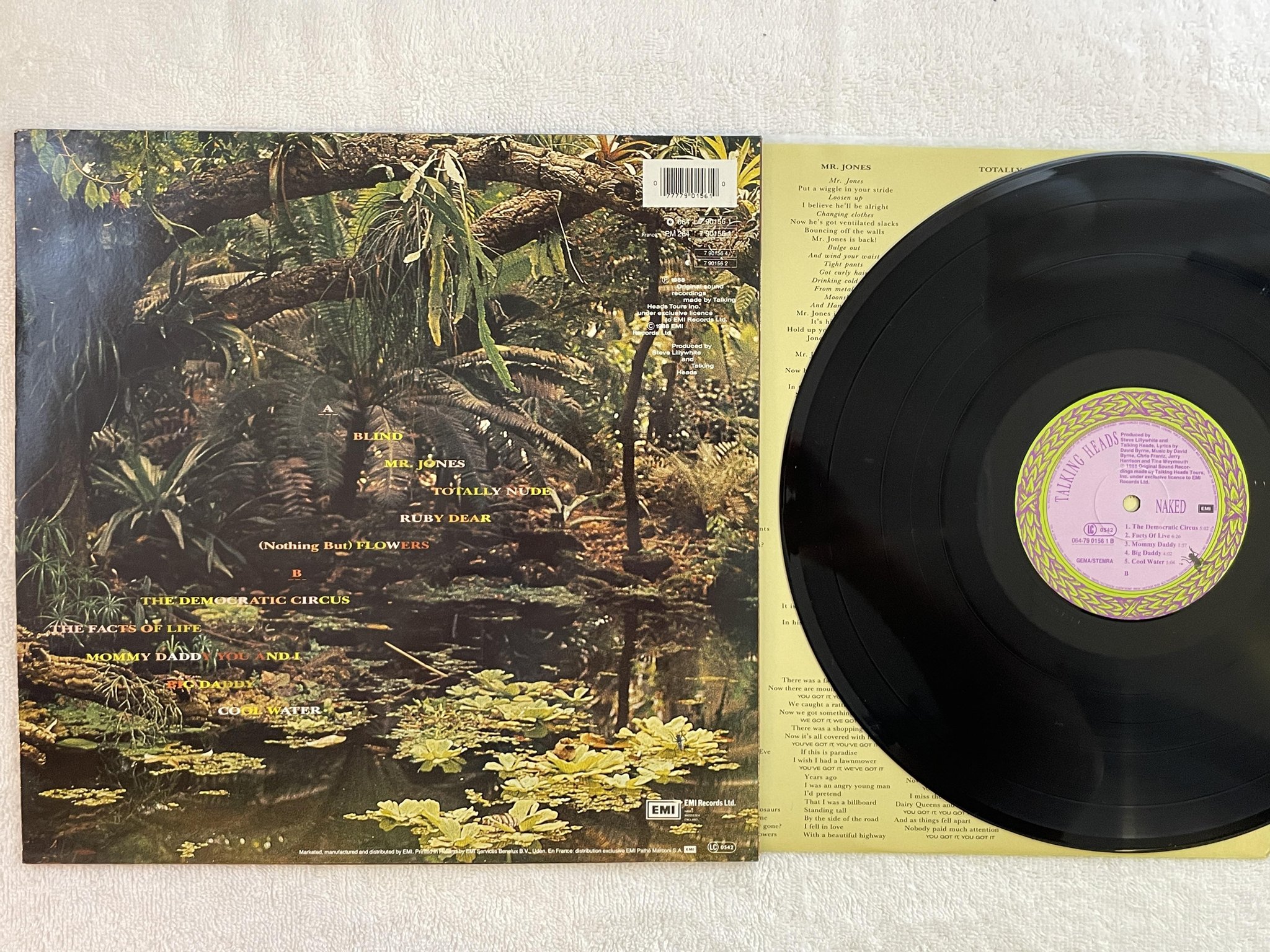 Omslagsbild för skivan TALKING HEADS naked LP -88 EMI 064-79 0156 1