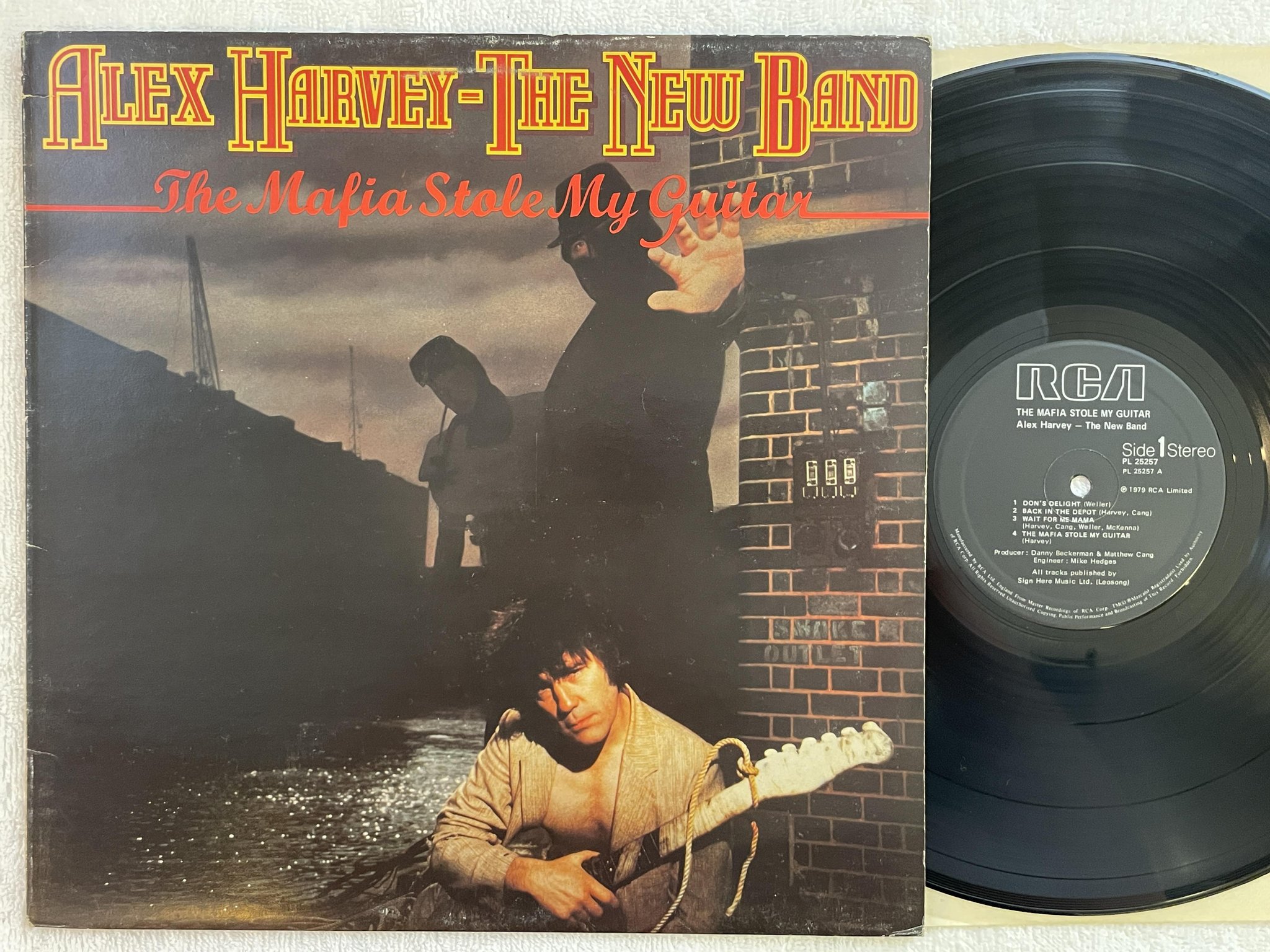 Omslagsbild för skivan ALEX HARVEY - THE NEW BAND The Mafia Stole My Guitar LP -79 UK RCA PL 25257