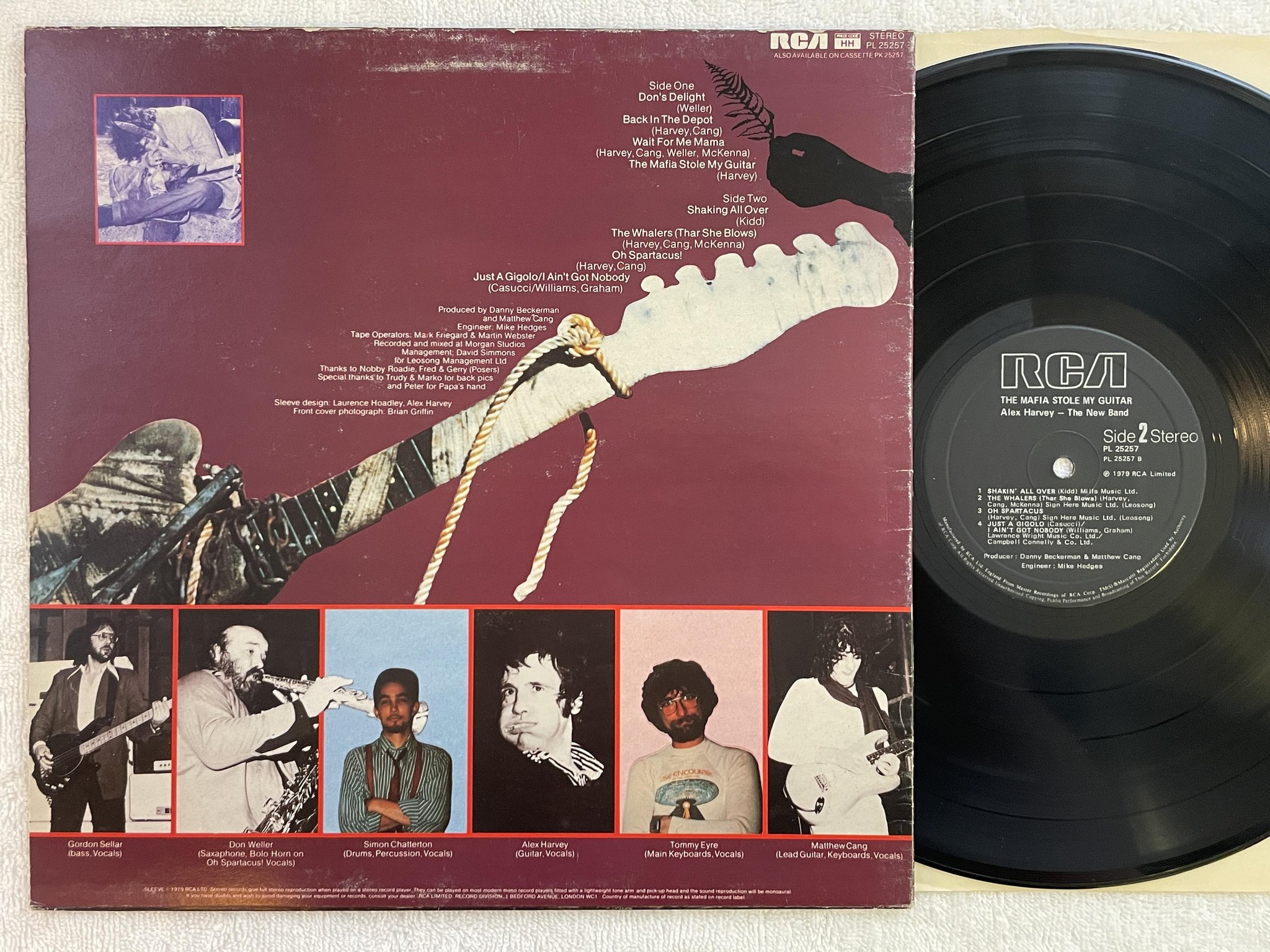 Omslagsbild för skivan ALEX HARVEY - THE NEW BAND The Mafia Stole My Guitar LP -79 UK RCA PL 25257