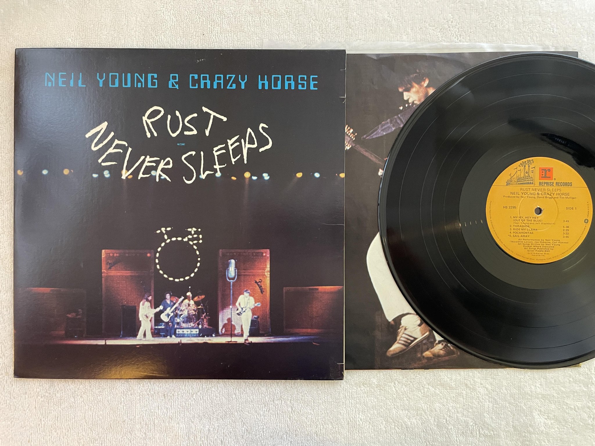 Omslagsbild för skivan NEIL YOUNG & CRAZY HORSE rust never sleeps LP -79 US REPRISE HS 2295