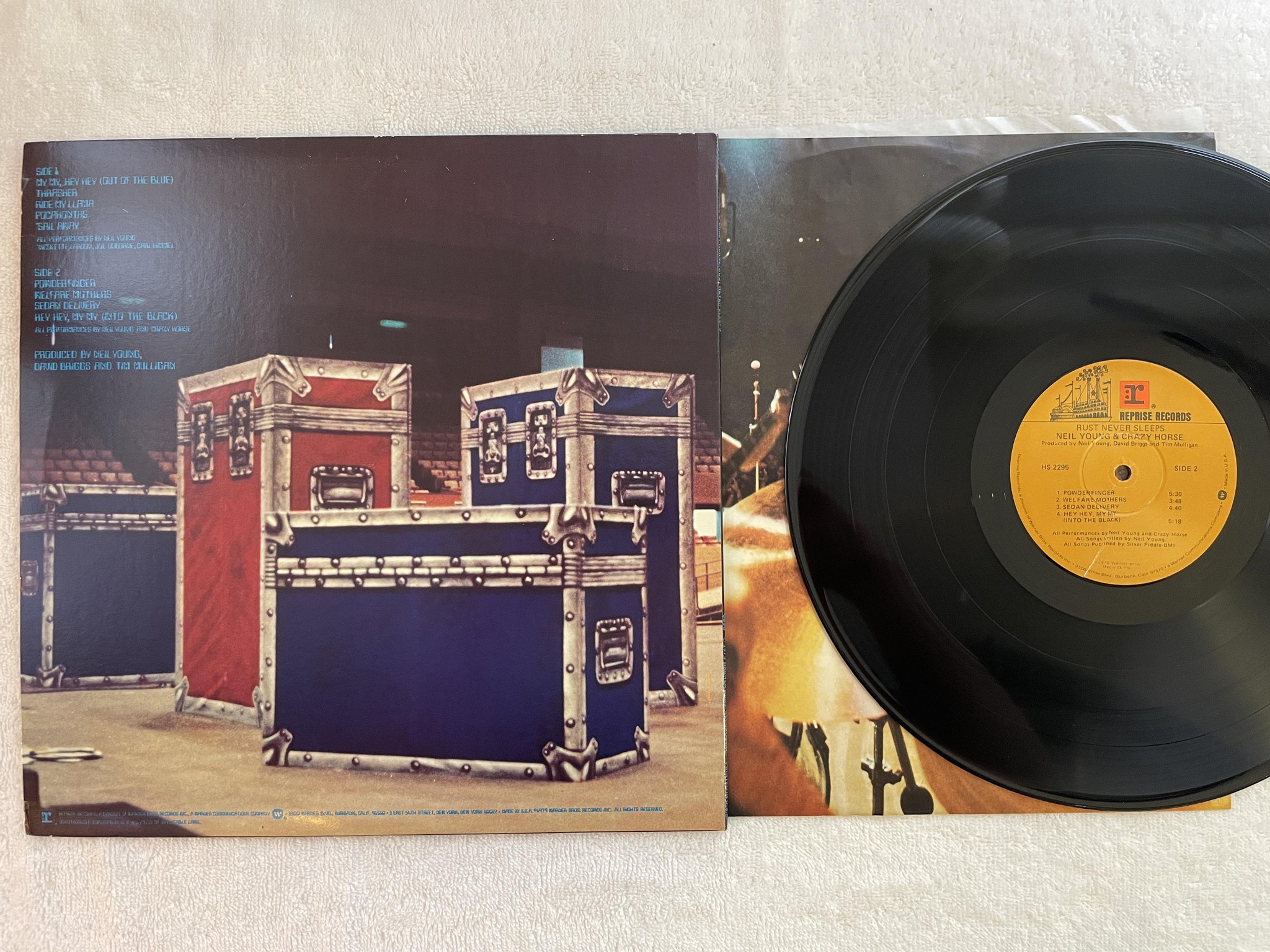 Omslagsbild för skivan NEIL YOUNG & CRAZY HORSE rust never sleeps LP -79 US REPRISE HS 2295