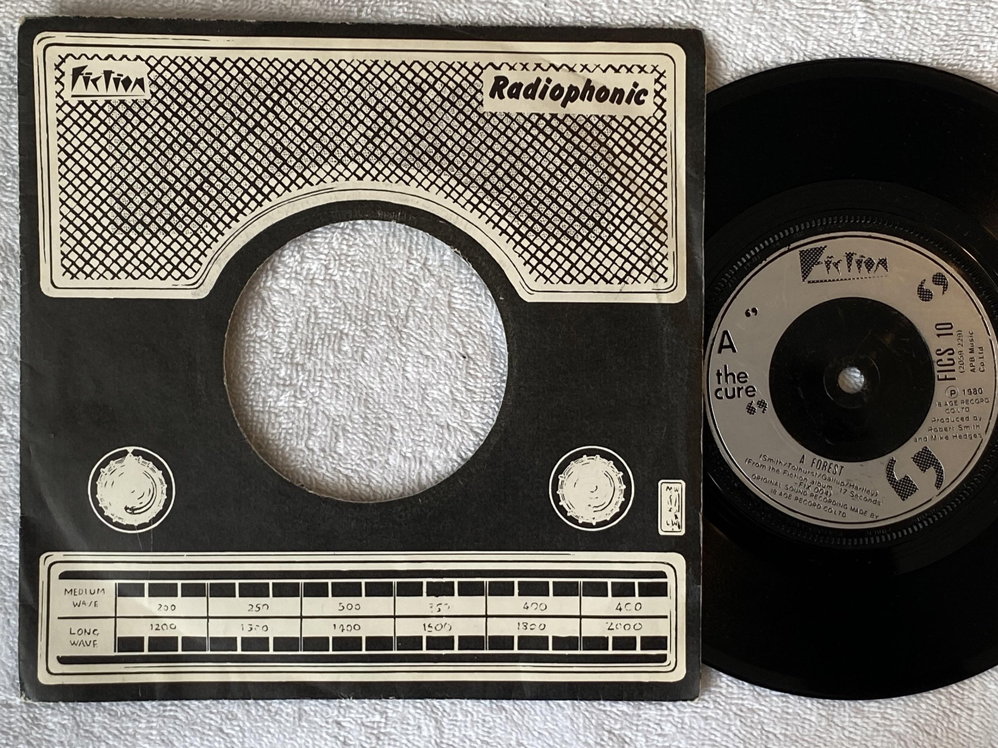 Omslagsbild för skivan THE CURE forest 7"single -80 UK FICTION FICS 10