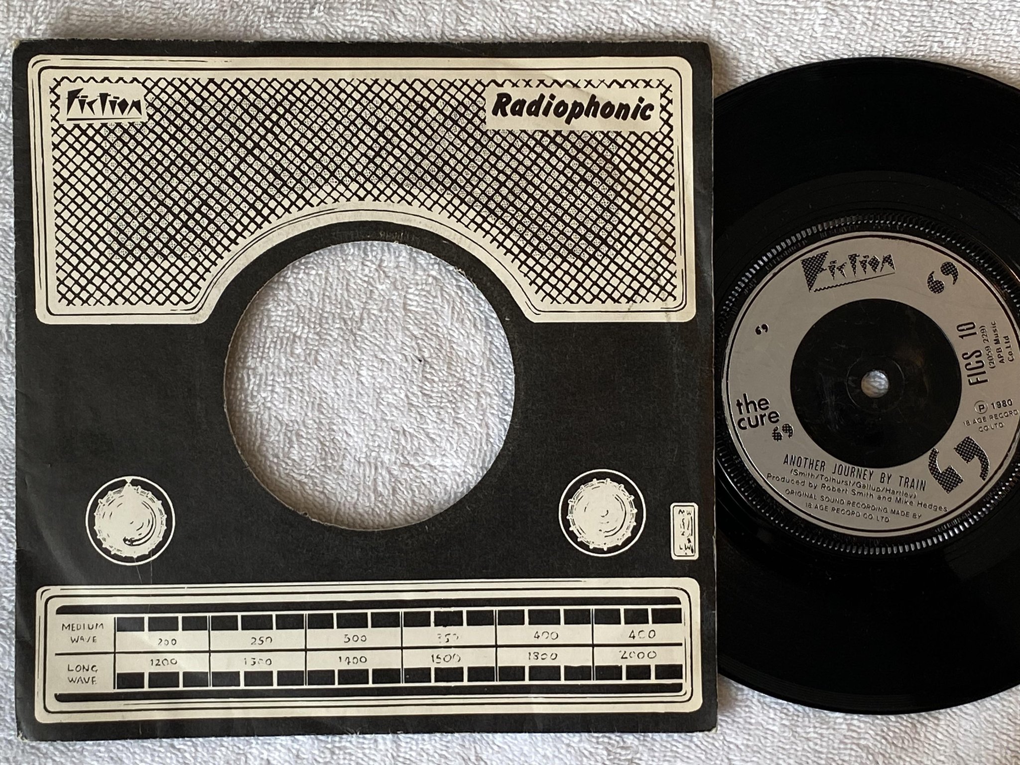 Omslagsbild för skivan THE CURE forest 7"single -80 UK FICTION FICS 10