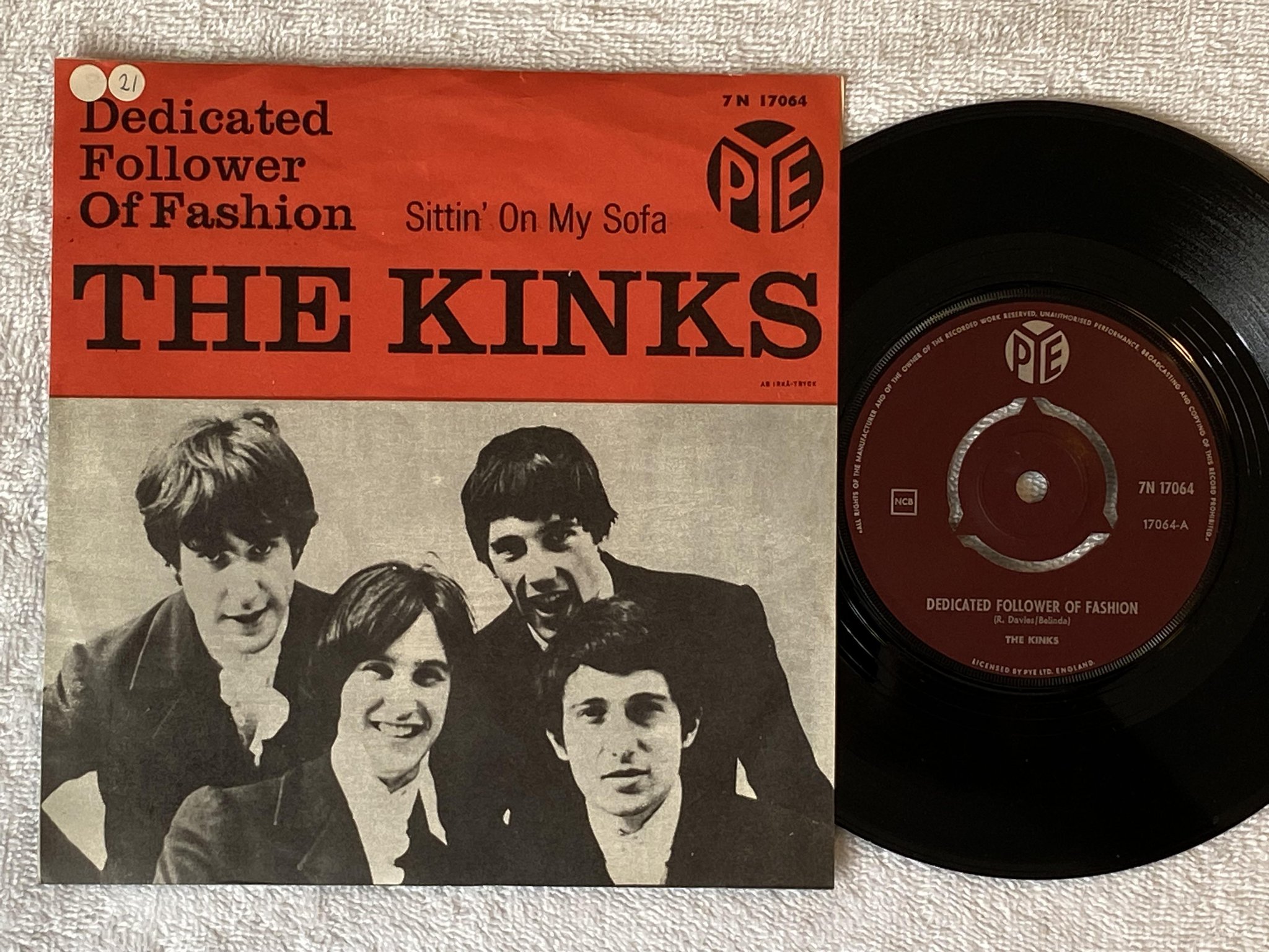 Omslagsbild för skivan THE KINKS dedicated follower of fashion 7"single Swe PYE 7N 17064