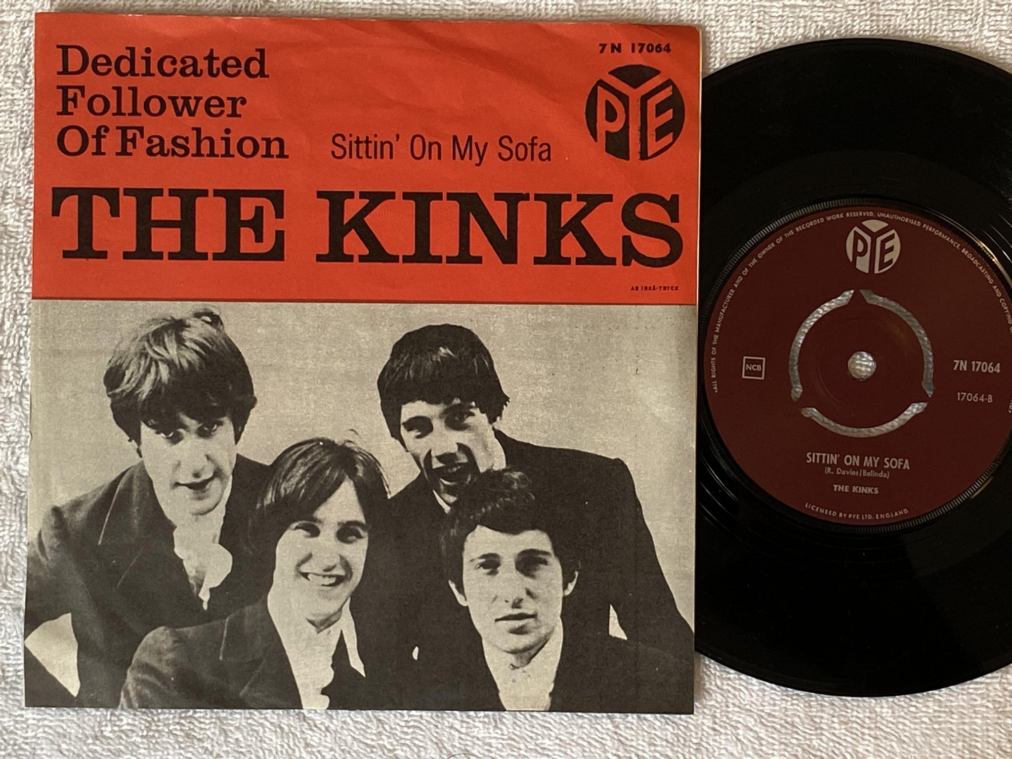 Omslagsbild för skivan THE KINKS dedicated follower of fashion 7"single Swe PYE 7N 17064