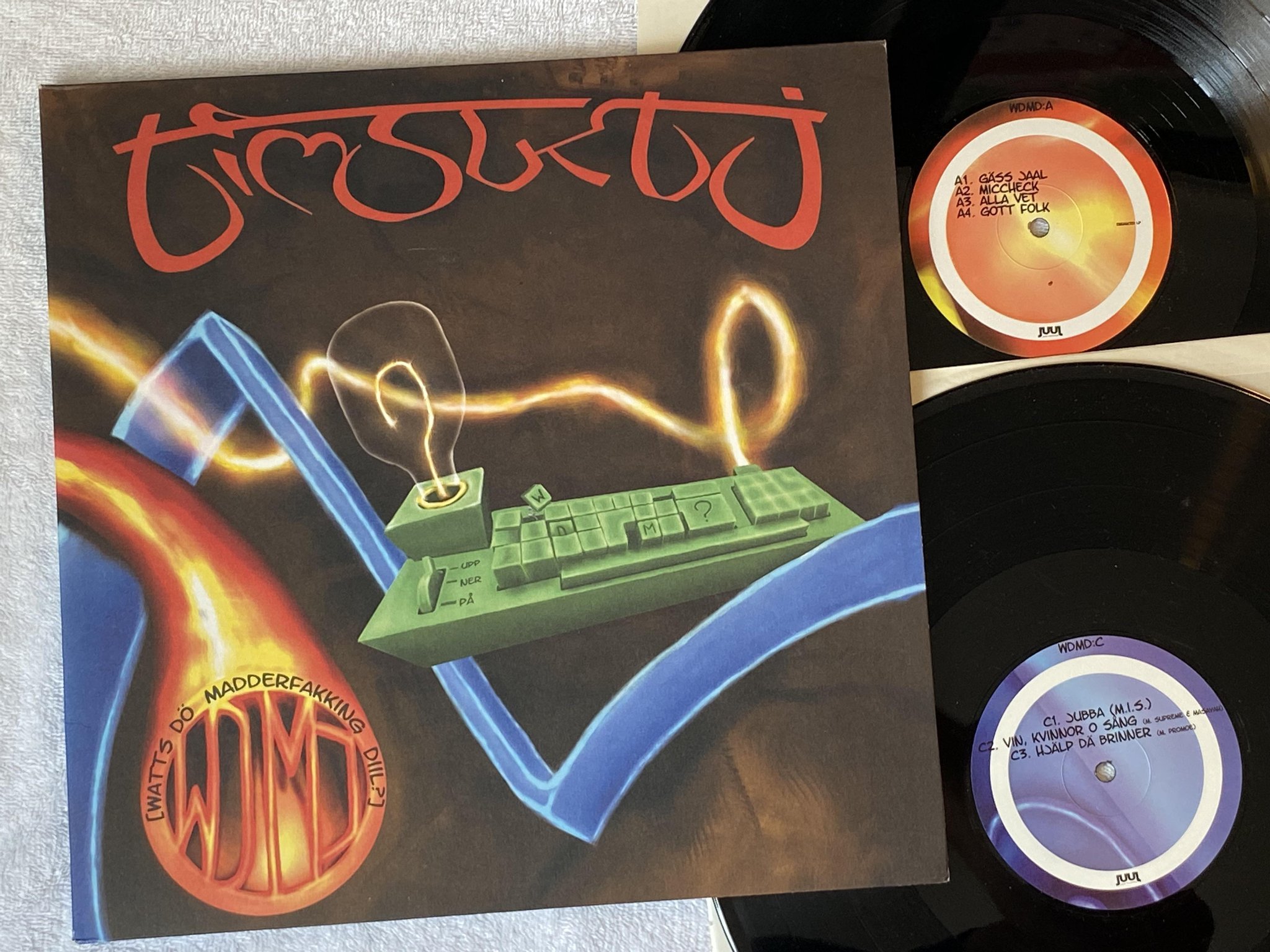 Omslagsbild för skivan TIMBUKTU Watt's Dö Madderfakking Diil? 2xLP 2002 JUJULP001