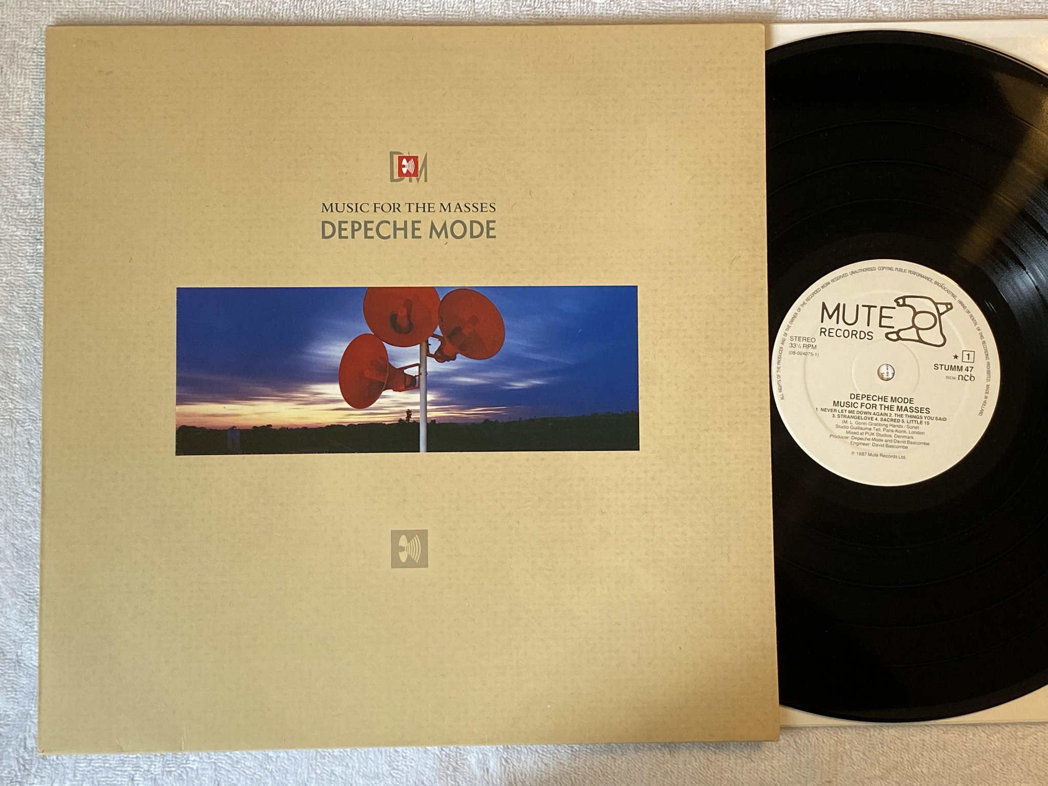 Omslagsbild för skivan DEPECHE MODE music for the masses LP -87 ncb MUTE STUMM 47