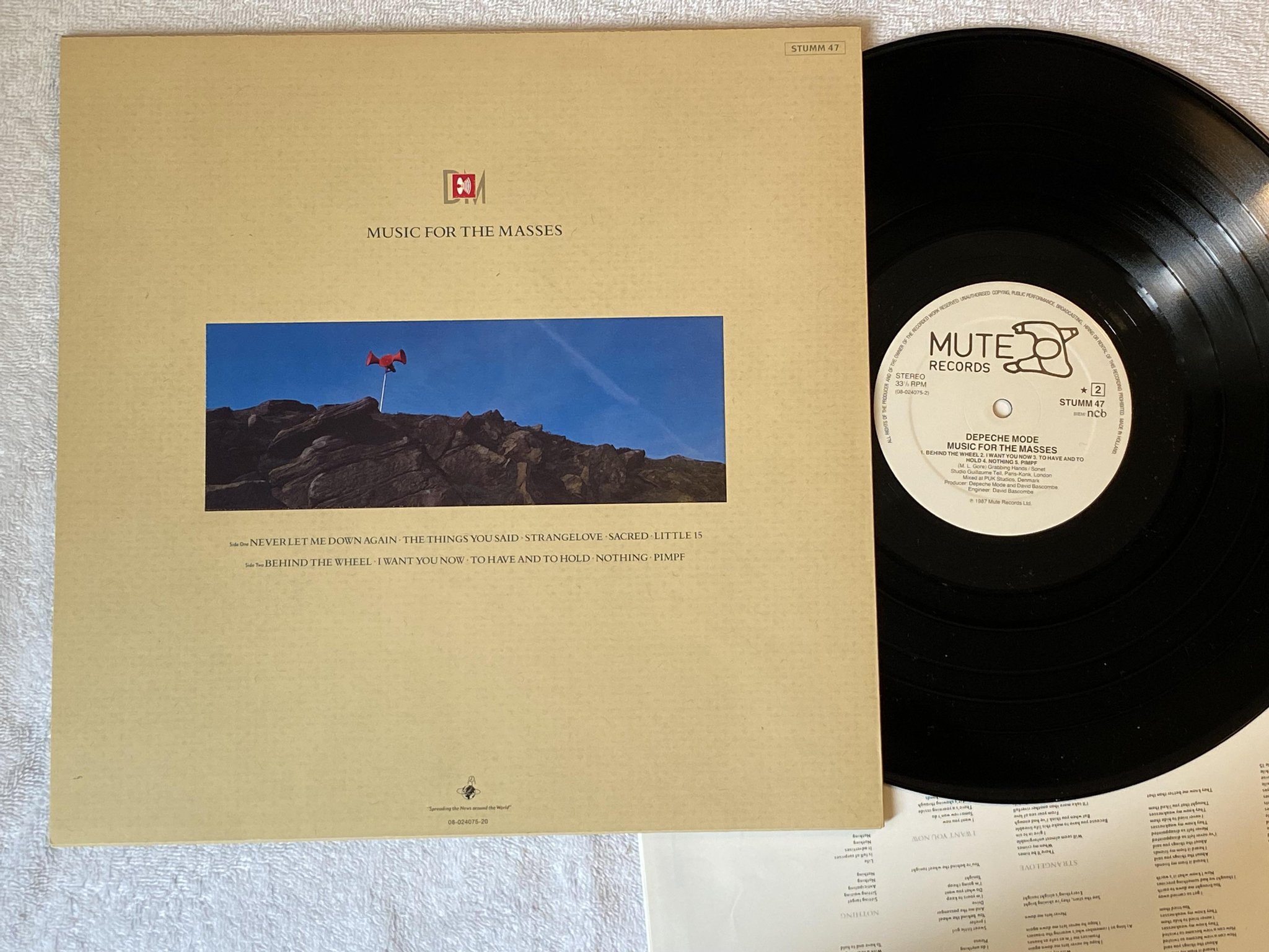 Omslagsbild för skivan DEPECHE MODE music for the masses LP -87 ncb MUTE STUMM 47