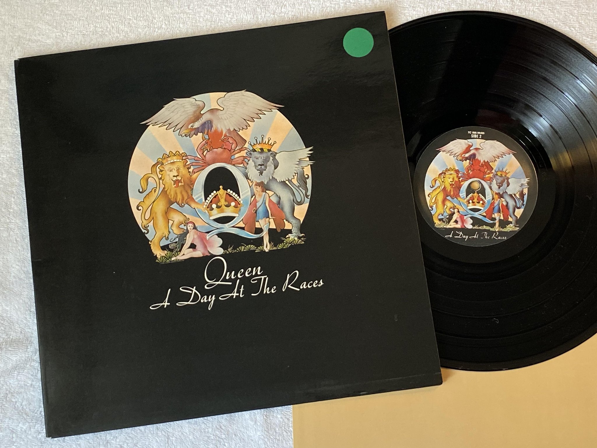 Omslagsbild för skivan QUEEN a day at the races LP ncb EMI 7C 066-98485