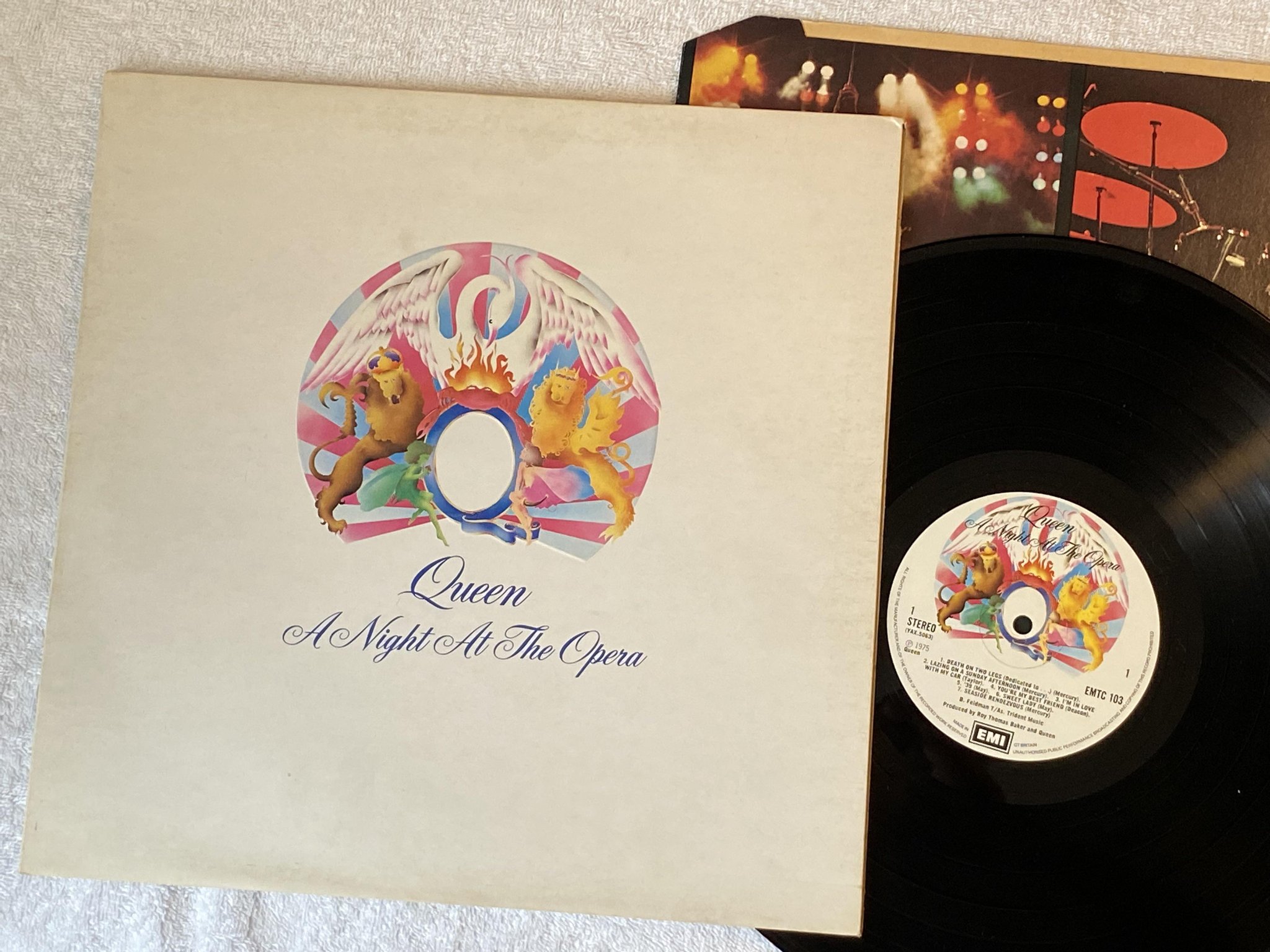 Omslagsbild för skivan QUEEN A night at the opera LP -75 UK EMI EMTC 103