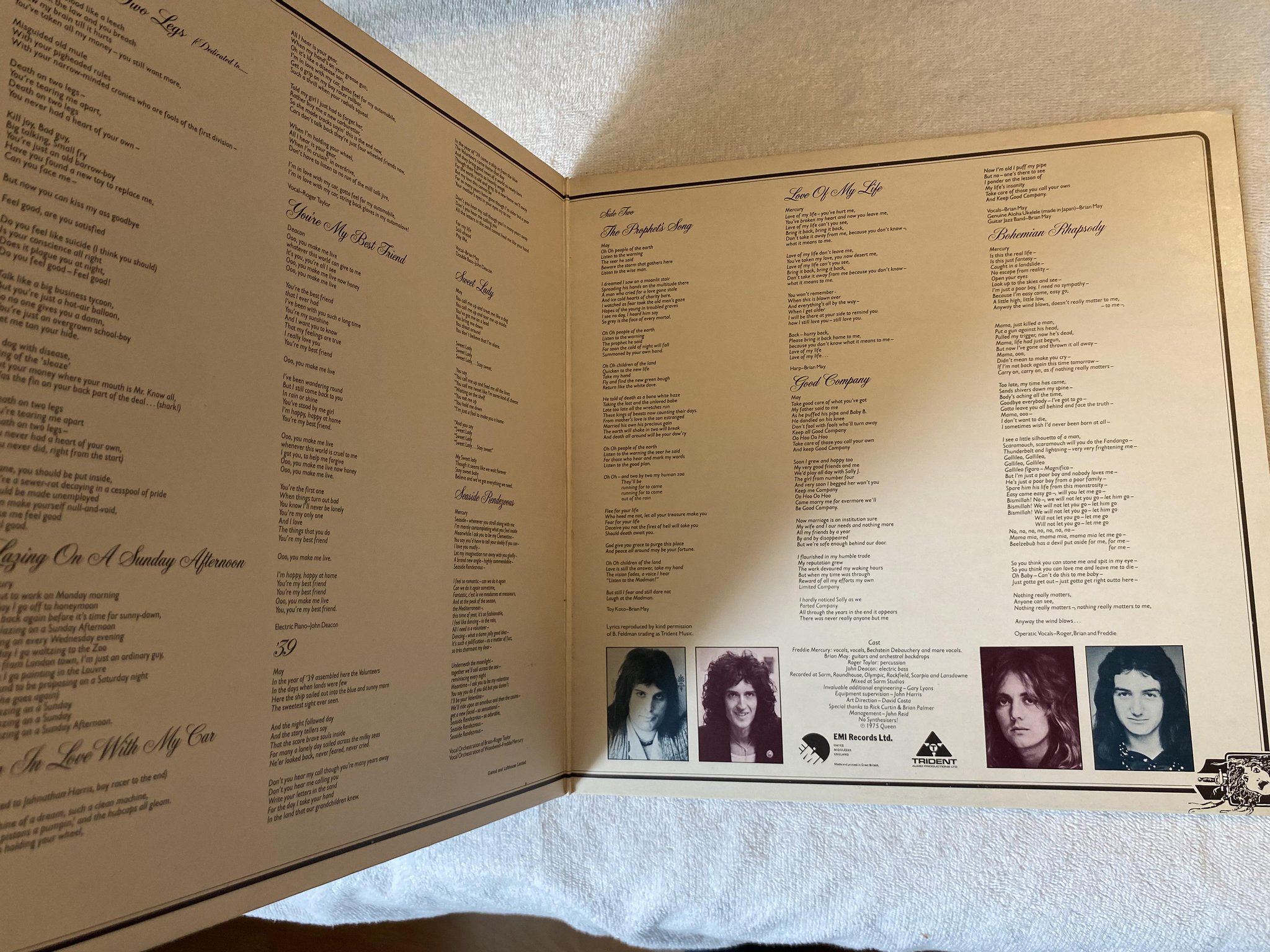 Omslagsbild för skivan QUEEN A night at the opera LP -75 UK EMI EMTC 103