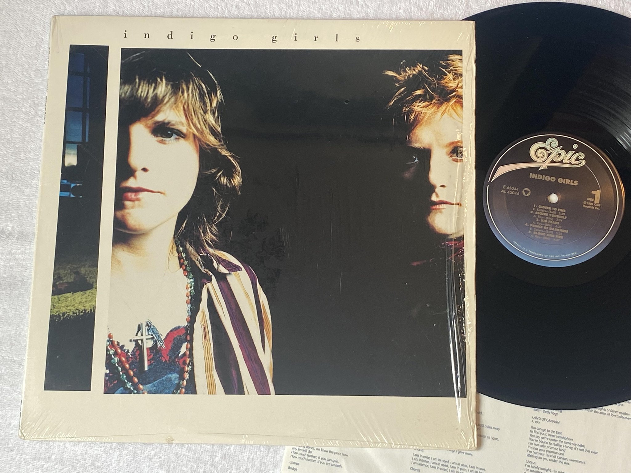 Omslagsbild för skivan INDIGO GIRLS s/t LP -89 US EPIC E 45044