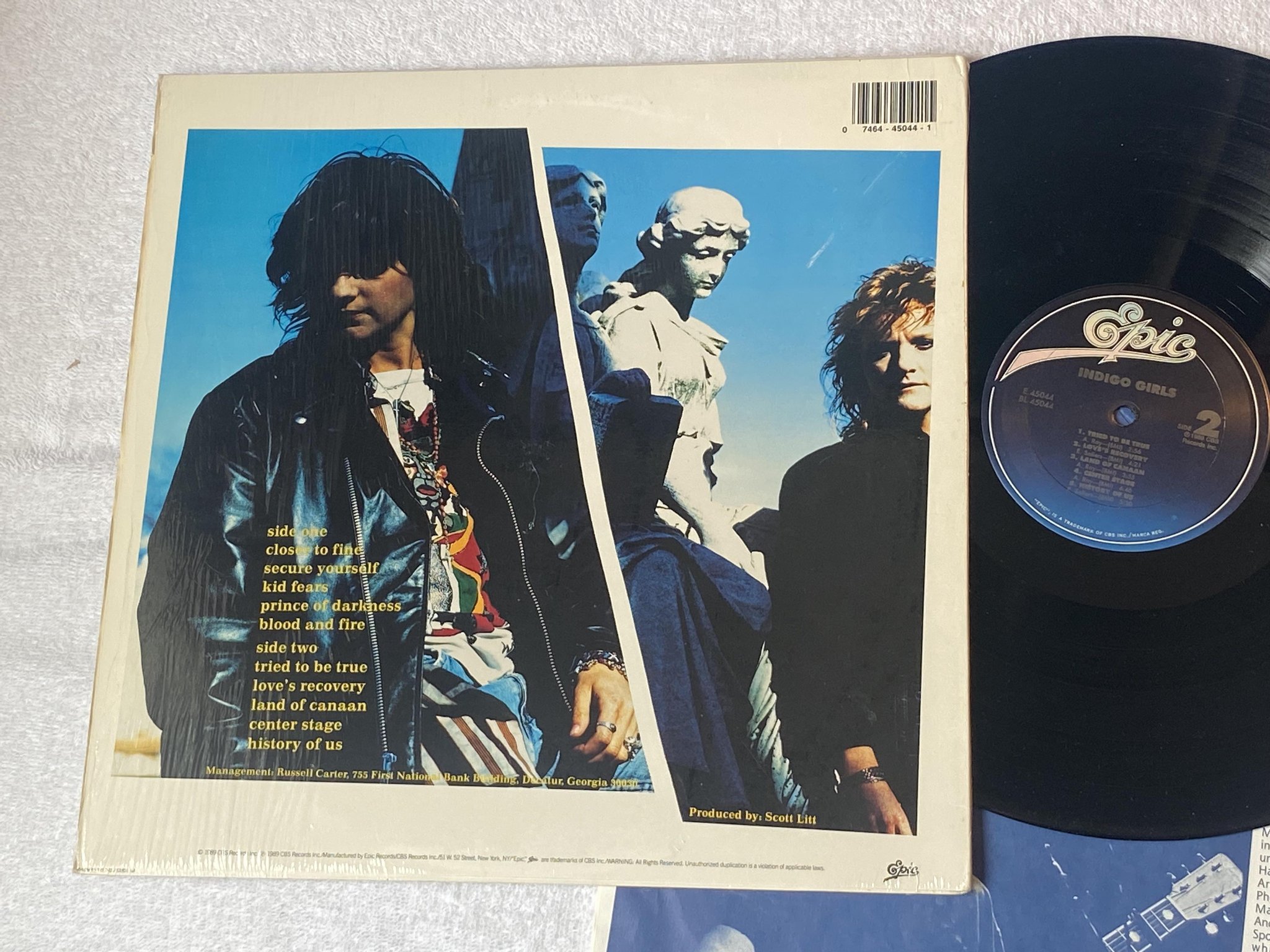 Omslagsbild för skivan INDIGO GIRLS s/t LP -89 US EPIC E 45044