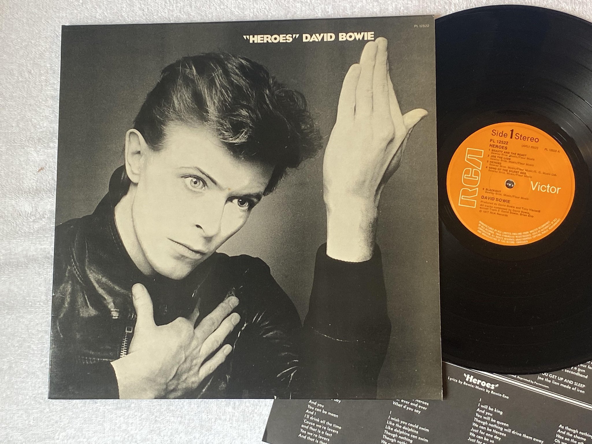 Omslagsbild för skivan DAVID BOWIE heroes LP -77 UK RCA PL 12522