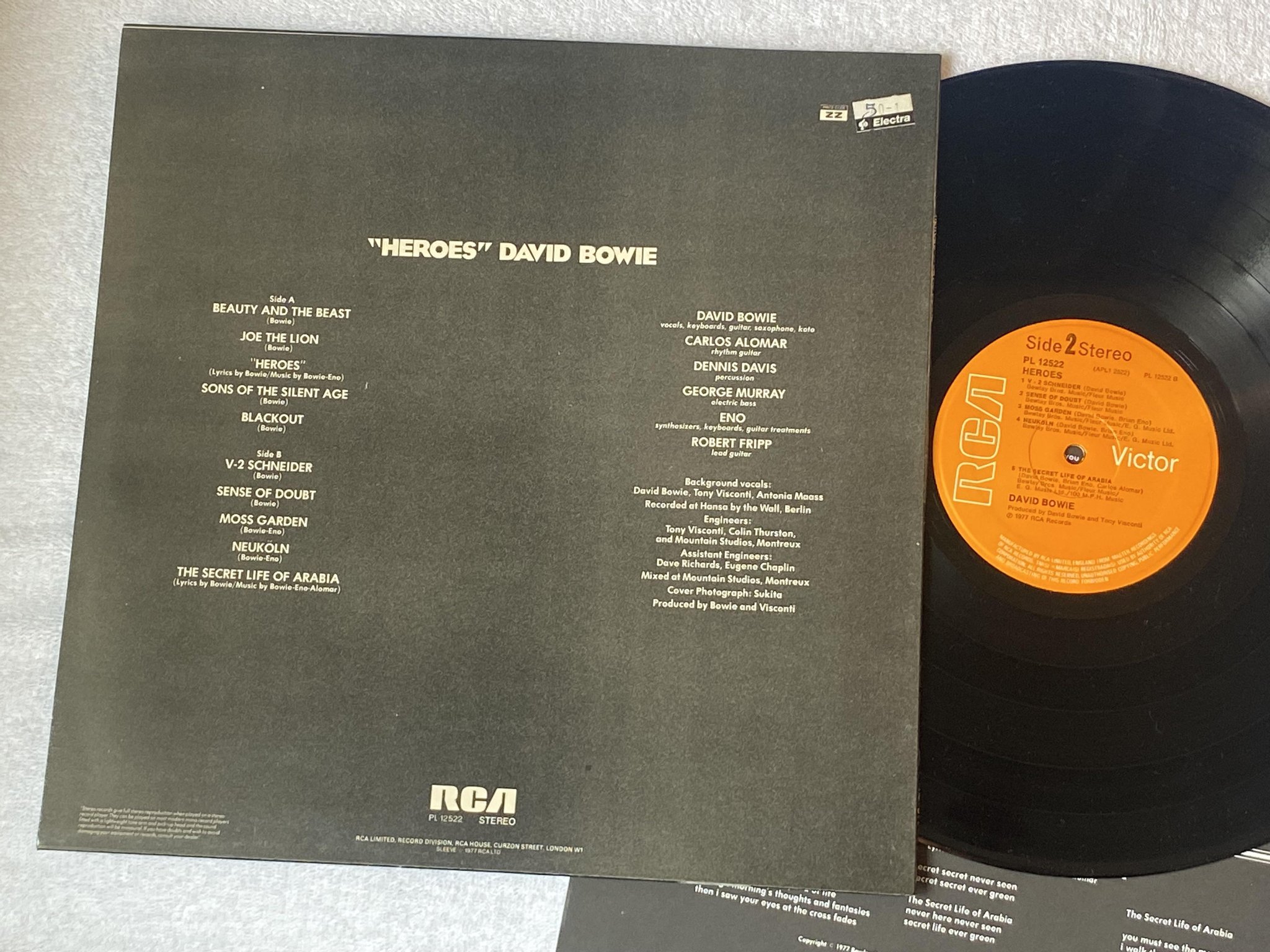 Omslagsbild för skivan DAVID BOWIE heroes LP -77 UK RCA PL 12522