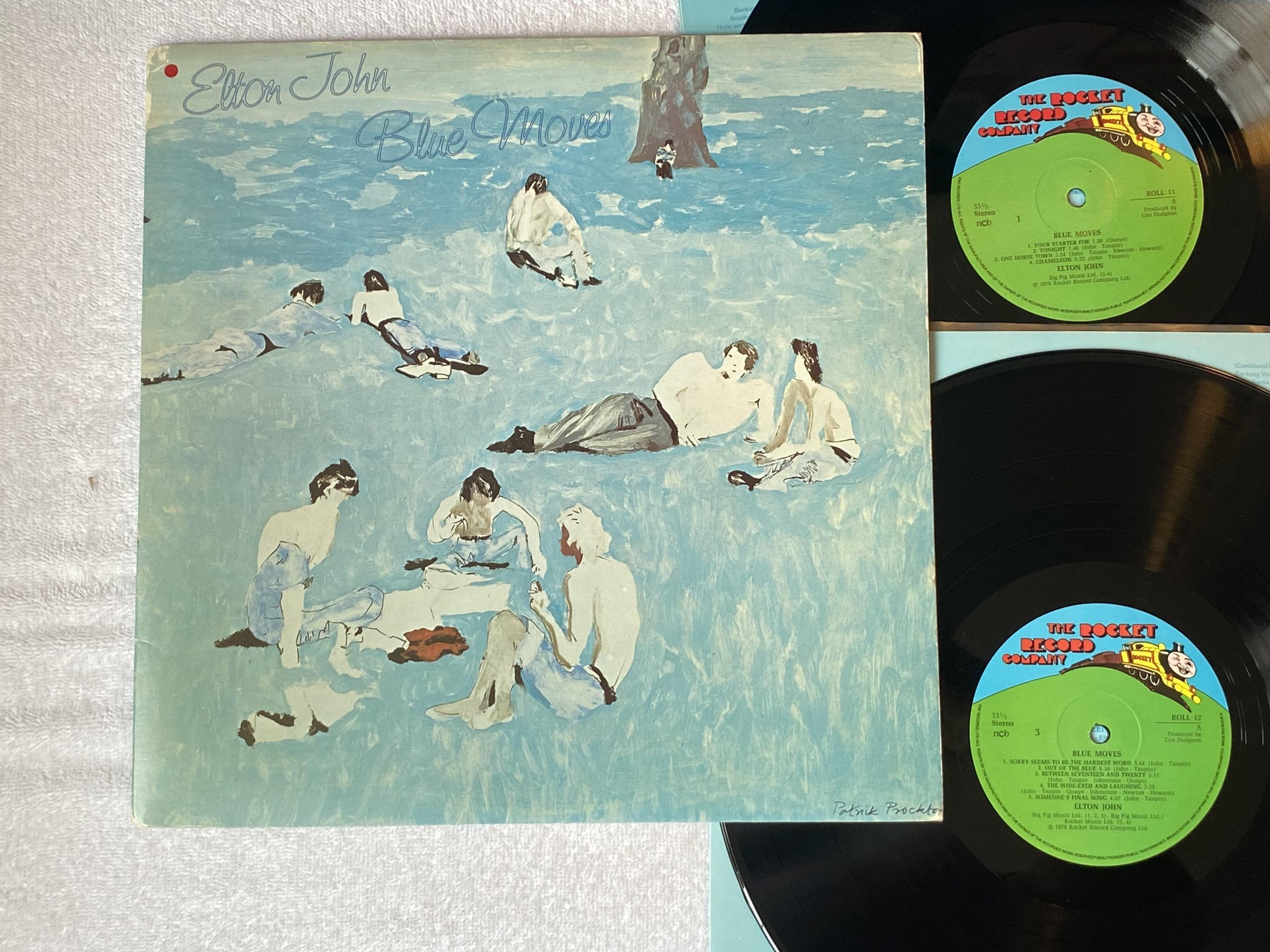 Omslagsbild för skivan ELTON JOHN blue moves 2xLP -76 ncb THE ROCKET RECORD COMPANY ROLL-12