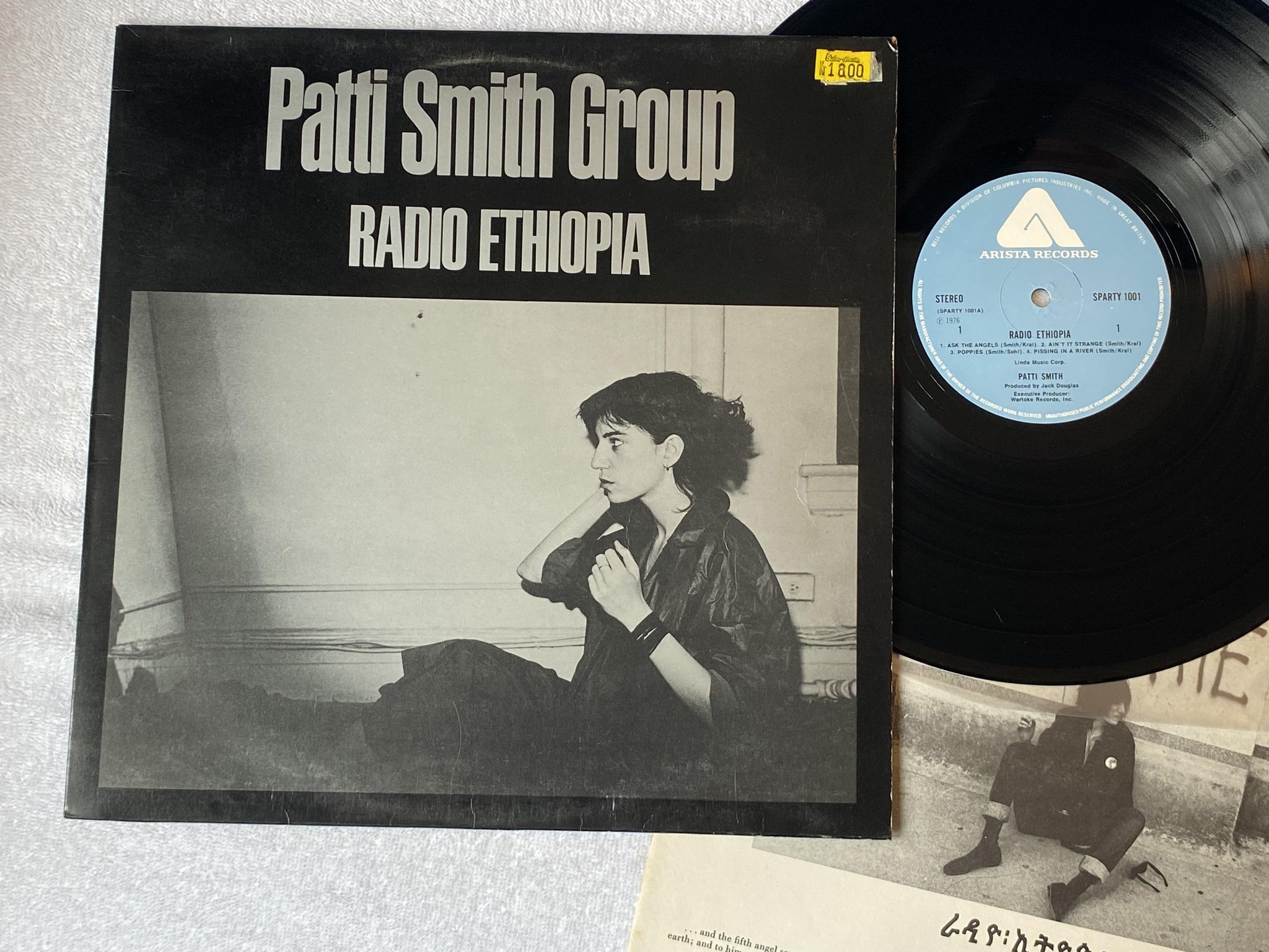 Omslagsbild för skivan PATTI SMITH radio ethiopia LP -76 UK ARISTA SPRTY 1001