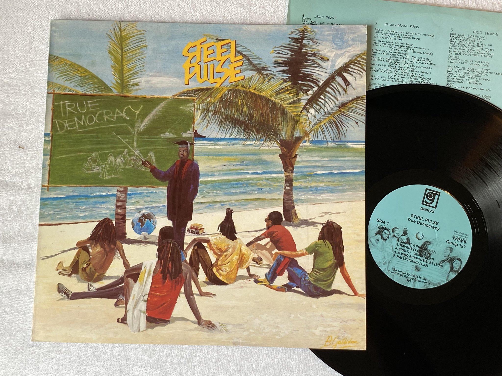 Omslagsbild för skivan STEEL PULSE true democracy LP -82 ncb GENLYD GENLP 127