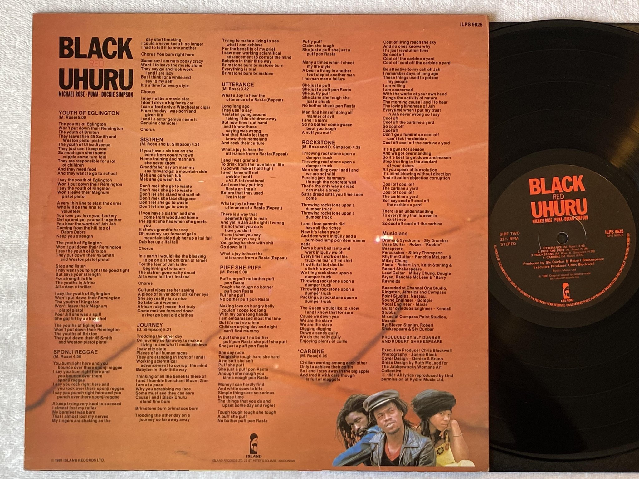 Omslagsbild för skivan BLACK UHURU red LP -81 UK ISLAND ILPS 9625 *** MASSIVE CLASSIC ***