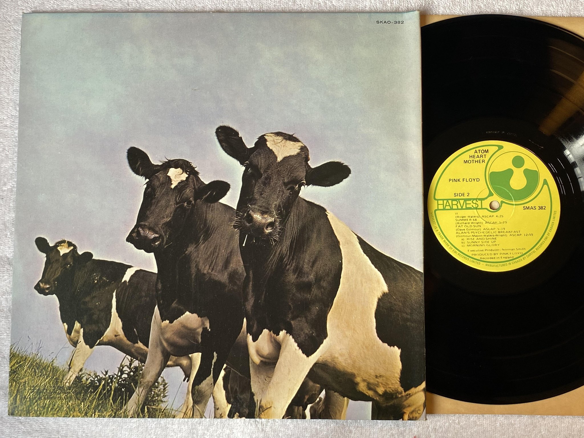 Omslagsbild för skivan PINK FLOYD atom heart mother LP Can HARVEST SMAS 382
