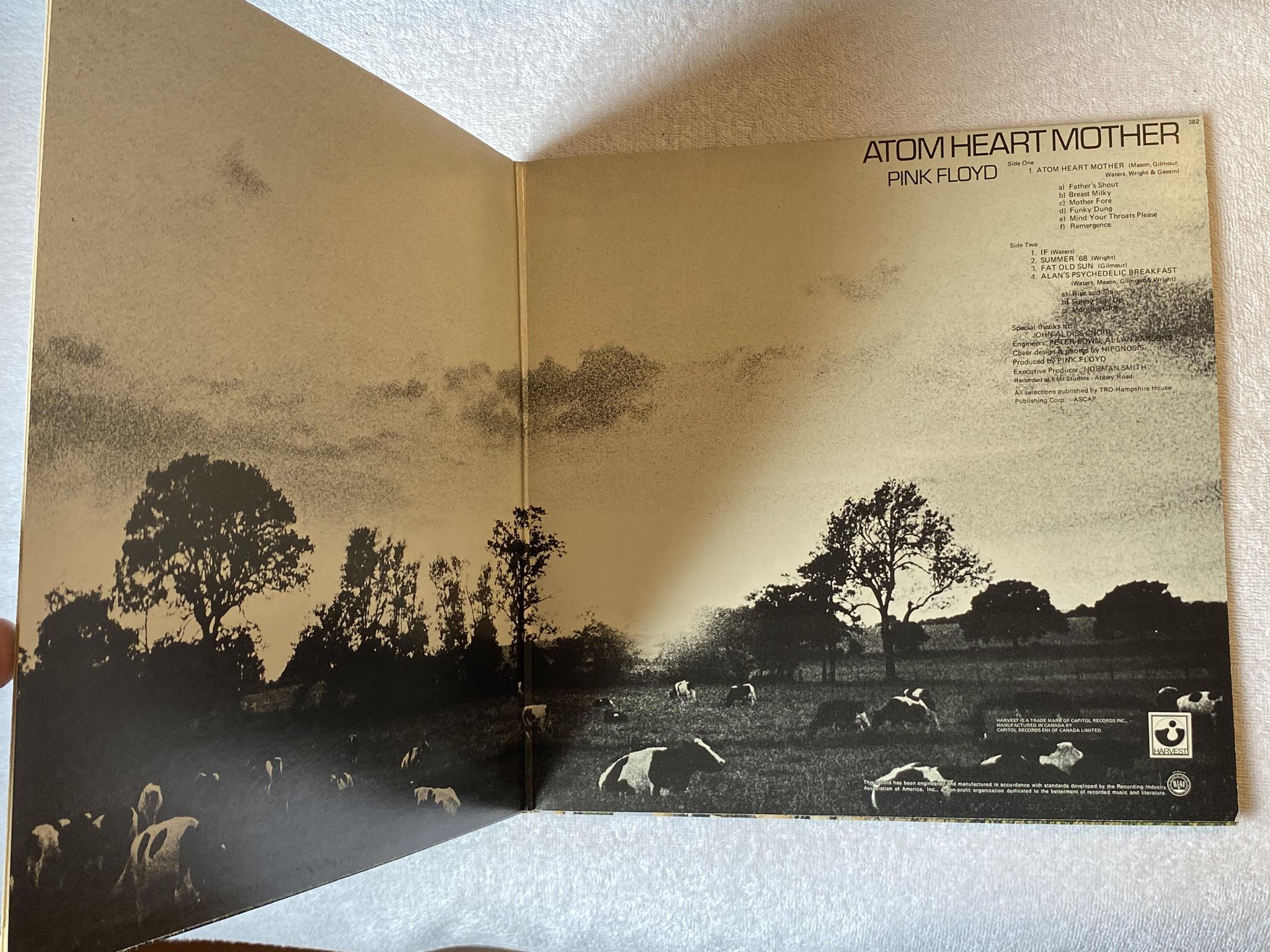 Omslagsbild för skivan PINK FLOYD atom heart mother LP Can HARVEST SMAS 382