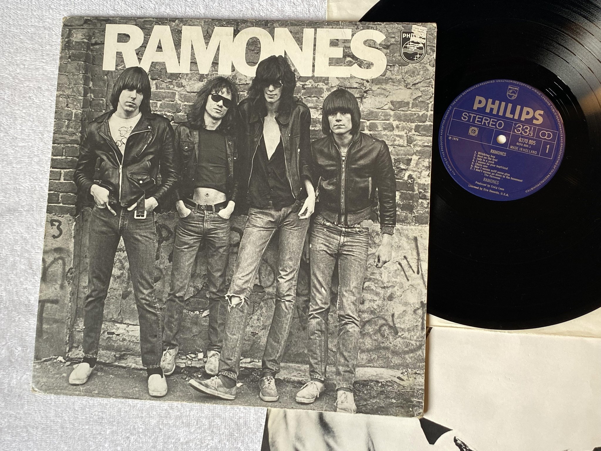 Omslagsbild för skivan RAMONES s/t LP -76 Hol PHILIPS 6370 805 *** rare punk rock classic ***