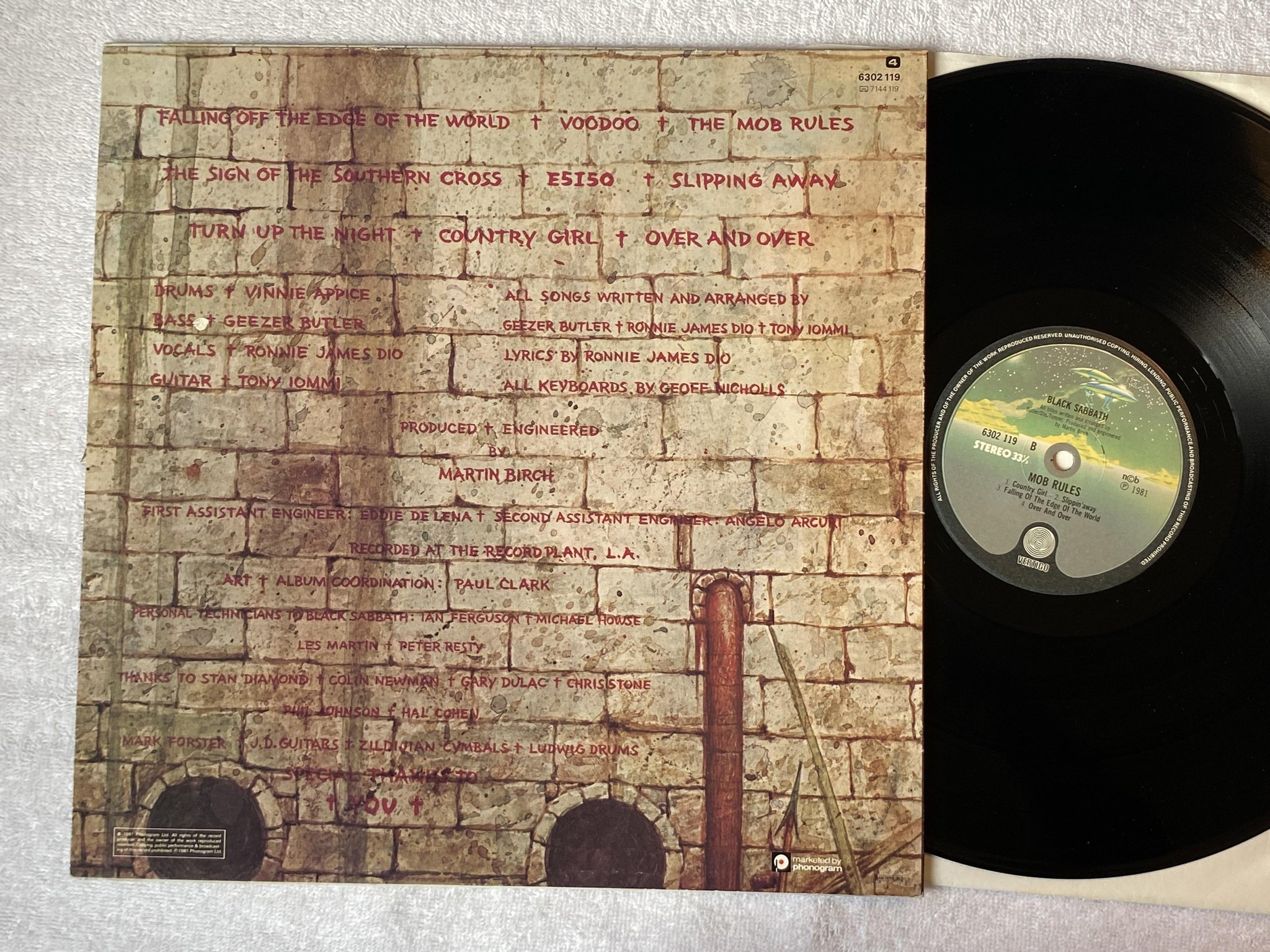 Omslagsbild för skivan BLACK SABBATH mob rules LP -81 ncb VERTIGO 6302 119