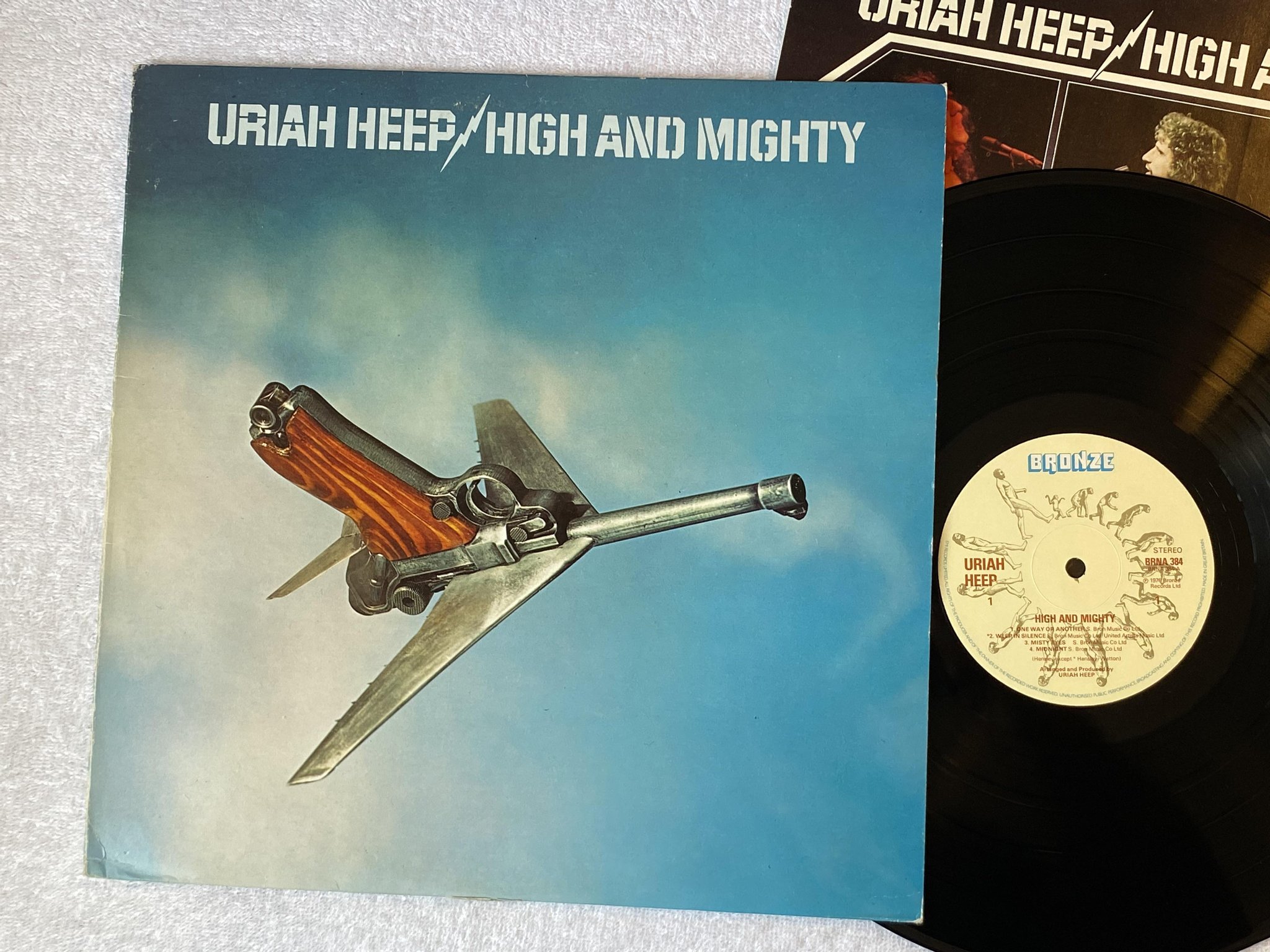 Omslagsbild för skivan URIAH HEEP high and mighty LP -76 UK BRONZE BRNA 384