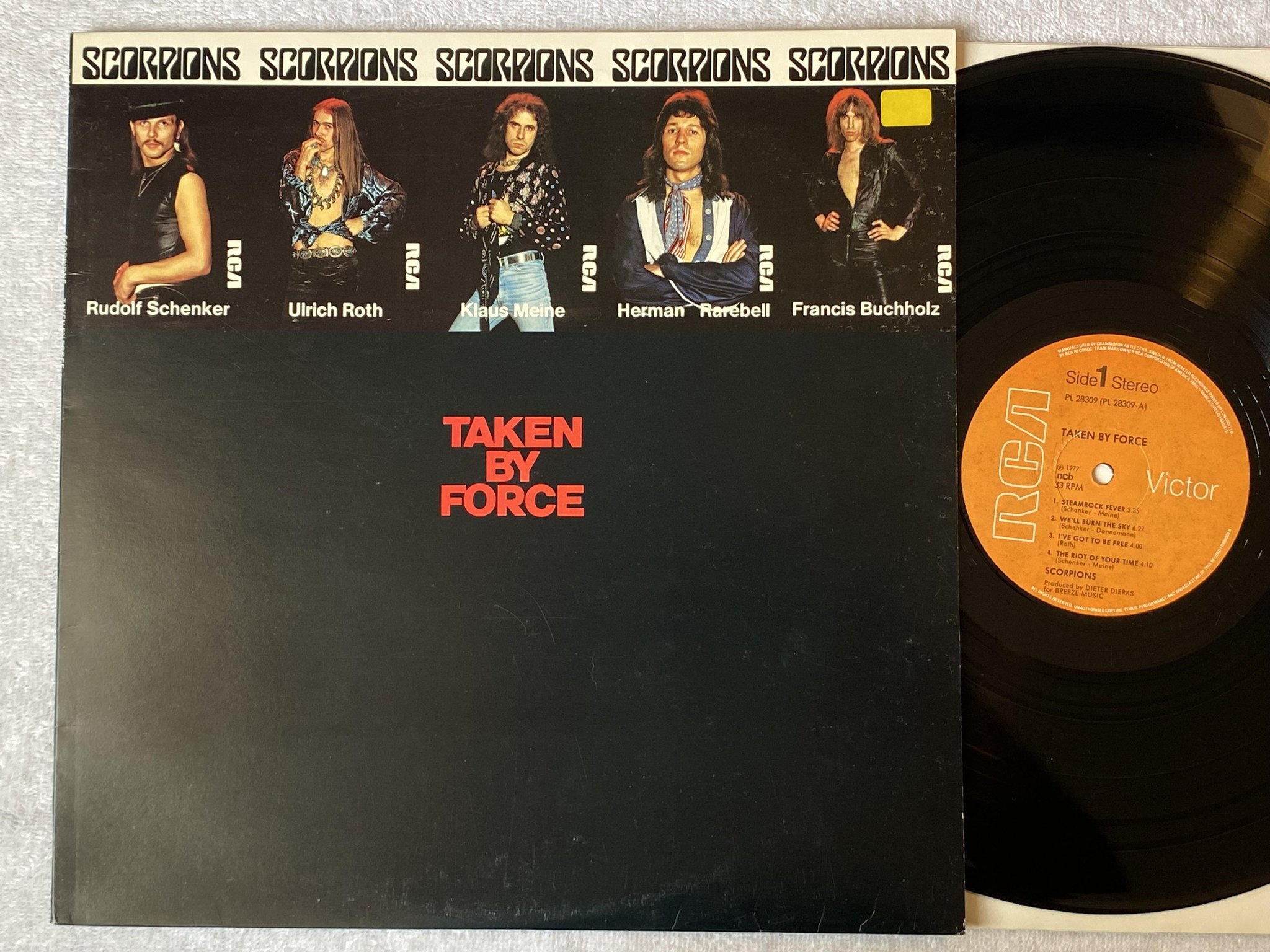 Omslagsbild för skivan SCORPIONS taken by force LP -77 ncb RCA PL 28309