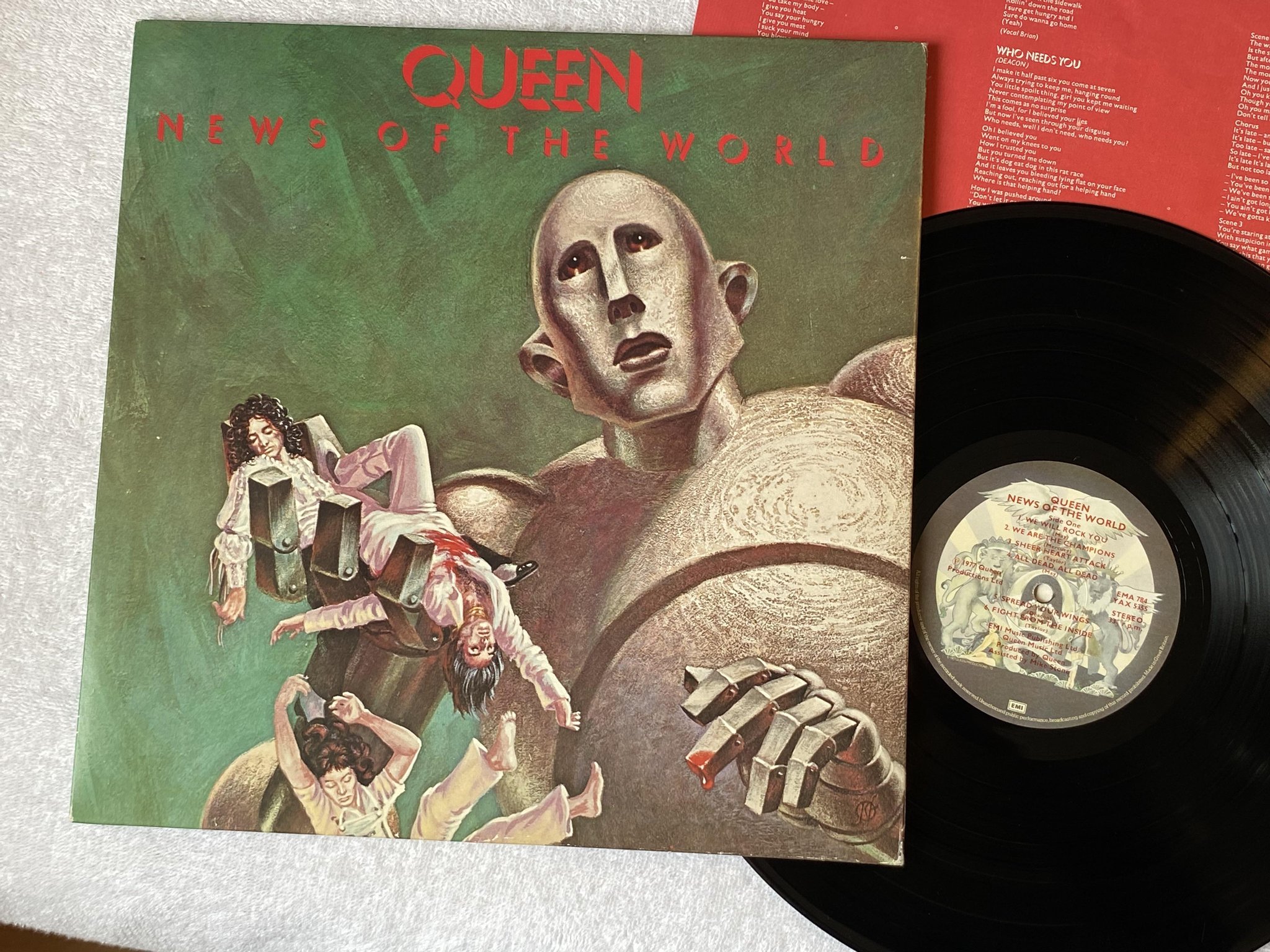Omslagsbild för skivan QUEEN news of the world LP -77 UK EMI EMA 784