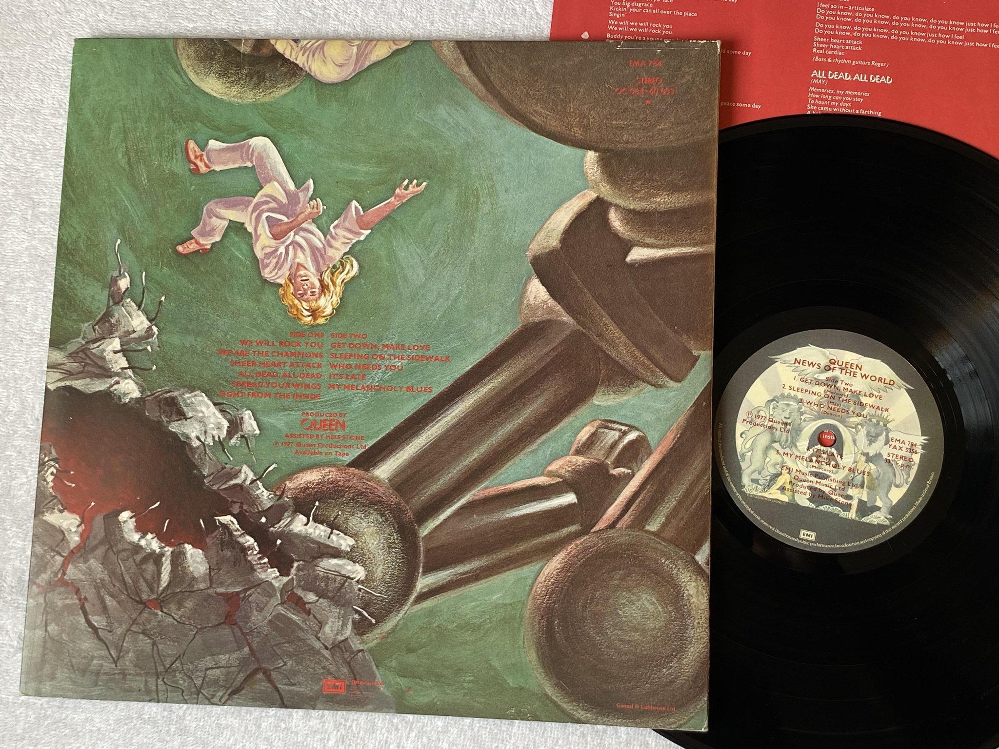 Omslagsbild för skivan QUEEN news of the world LP -77 UK EMI EMA 784