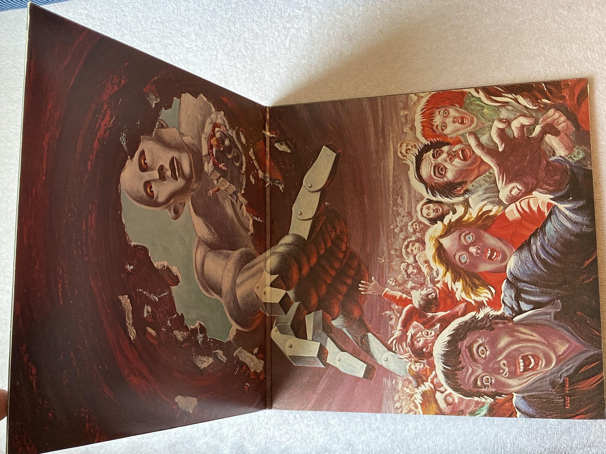 Omslagsbild för skivan QUEEN news of the world LP -77 UK EMI EMA 784