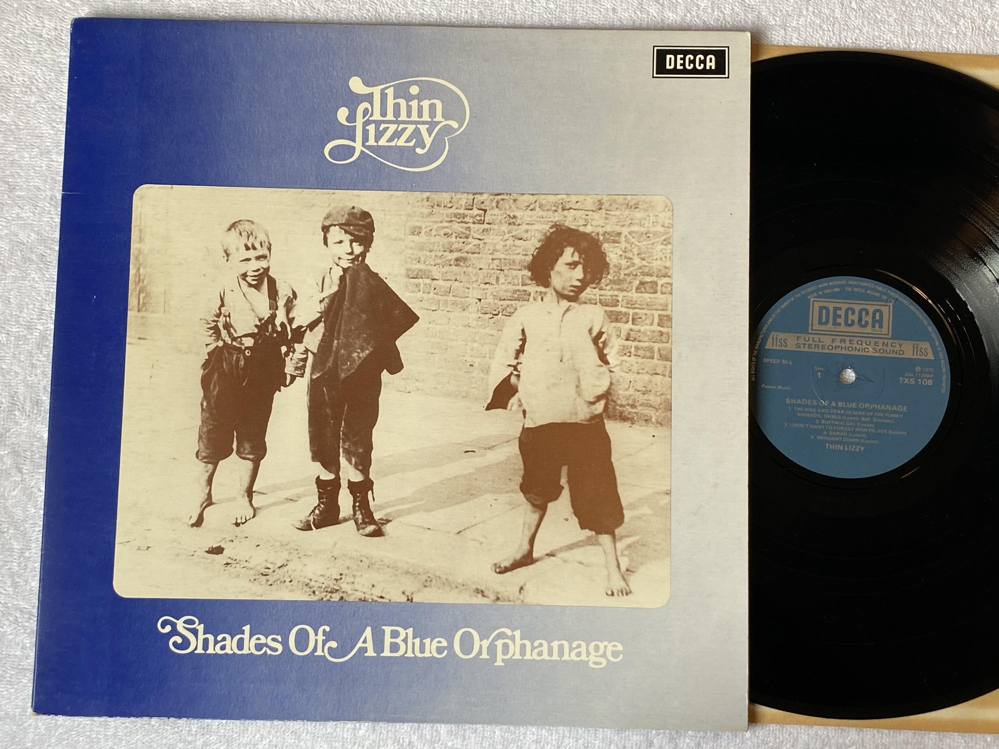 Omslagsbild för skivan THIN LIZZY shades of a blue orphanage LP -72 UK DECCA TXS 108