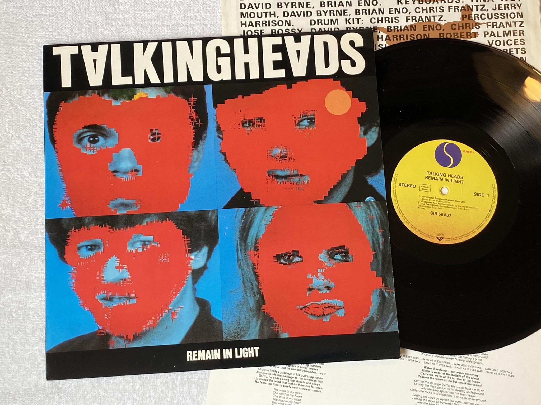 Omslagsbild för skivan TALKING HEADS remain in light LP -80 Ger SIRE SIR 56867