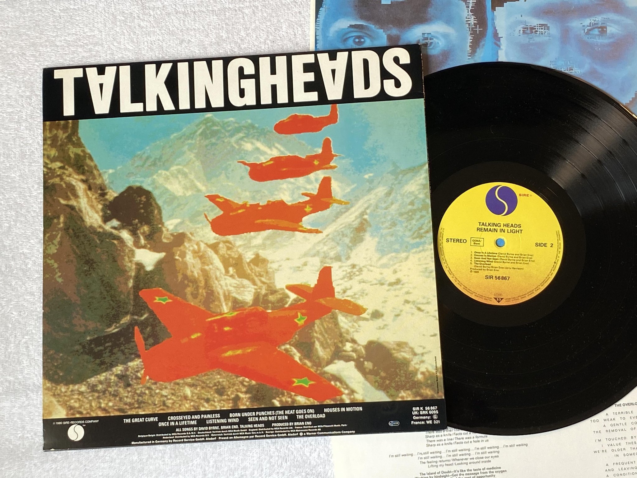 Omslagsbild för skivan TALKING HEADS remain in light LP -80 Ger SIRE SIR 56867