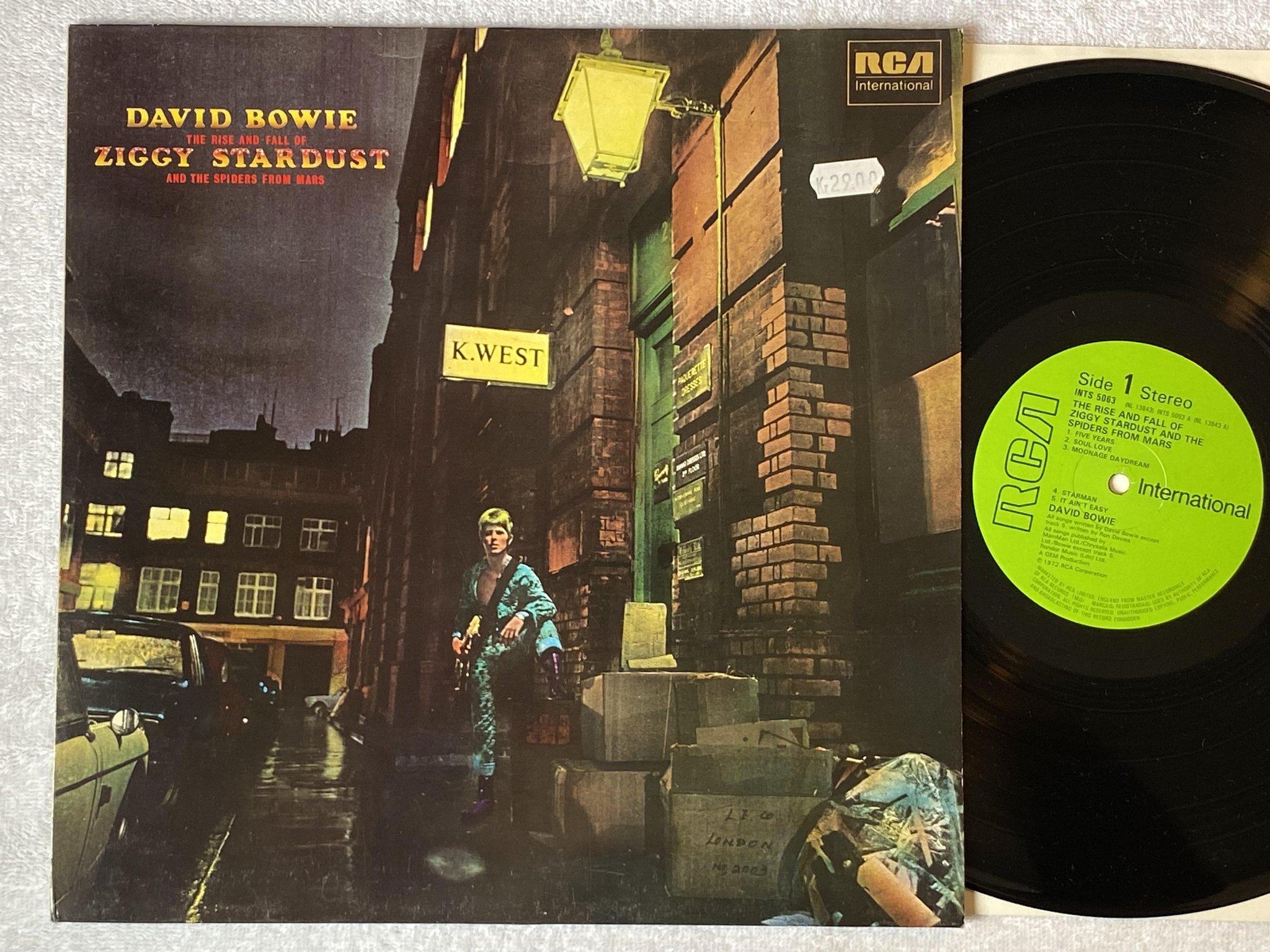 Omslagsbild för skivan DAVID BOWIE the rise and fall of Ziggy Stardust LP re UK RCA INT INTS-5063