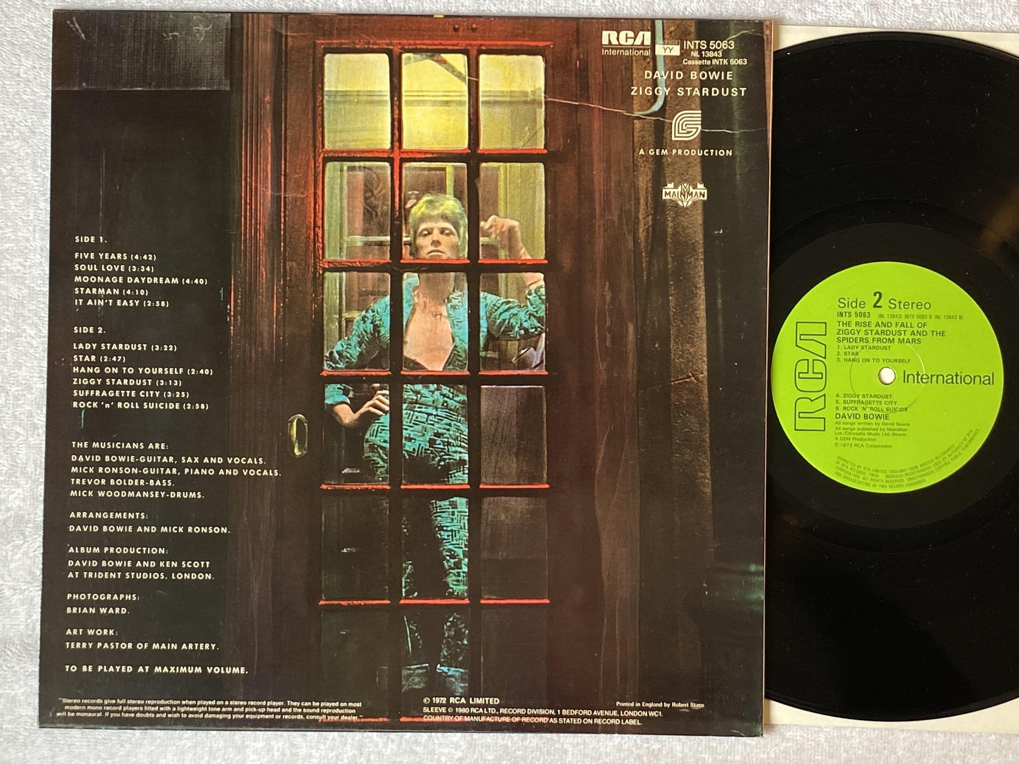 Omslagsbild för skivan DAVID BOWIE the rise and fall of Ziggy Stardust LP re UK RCA INT INTS-5063