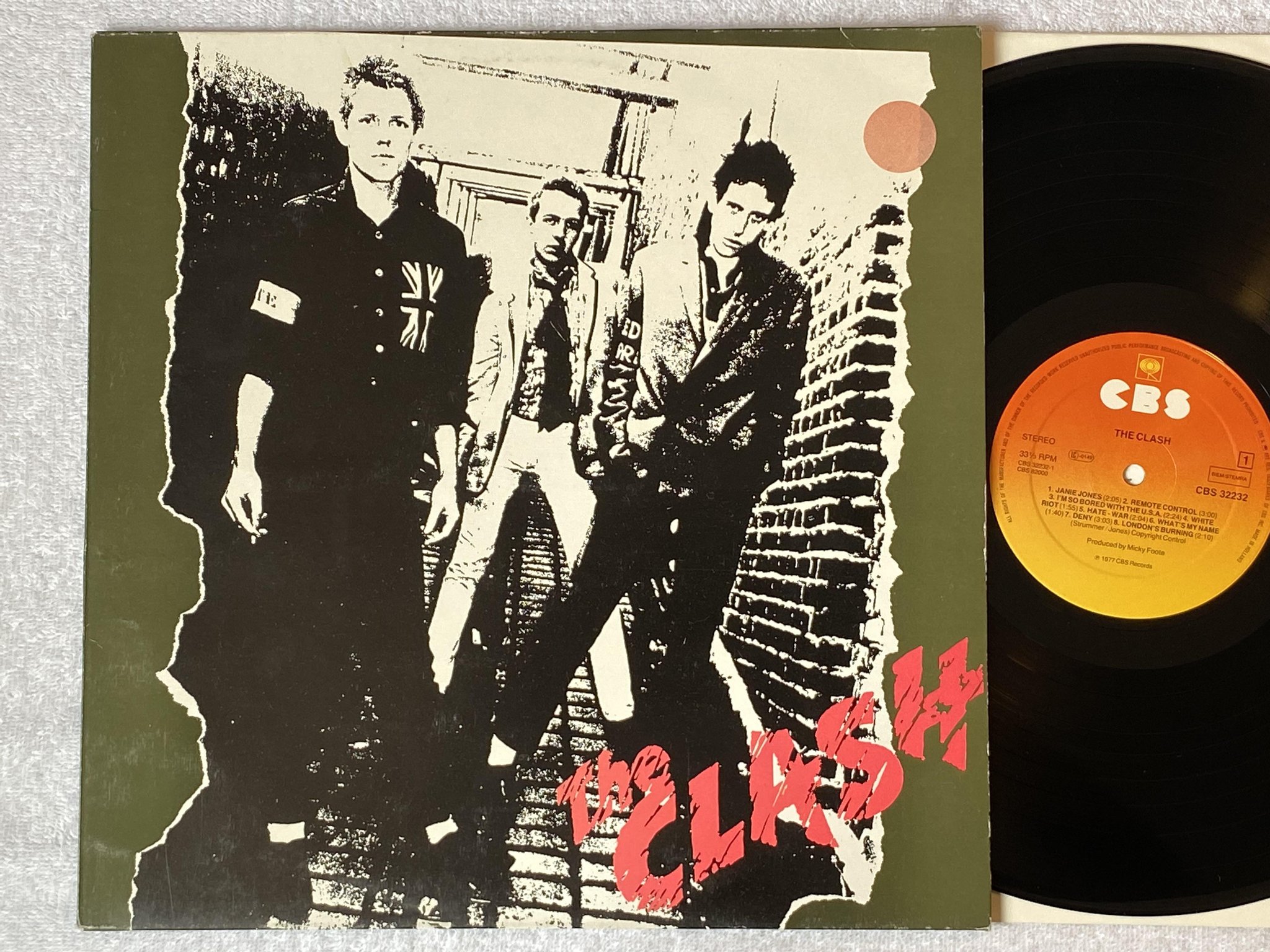 Omslagsbild för skivan THE CLASH s/t LP -77 Hol CBS 32232
