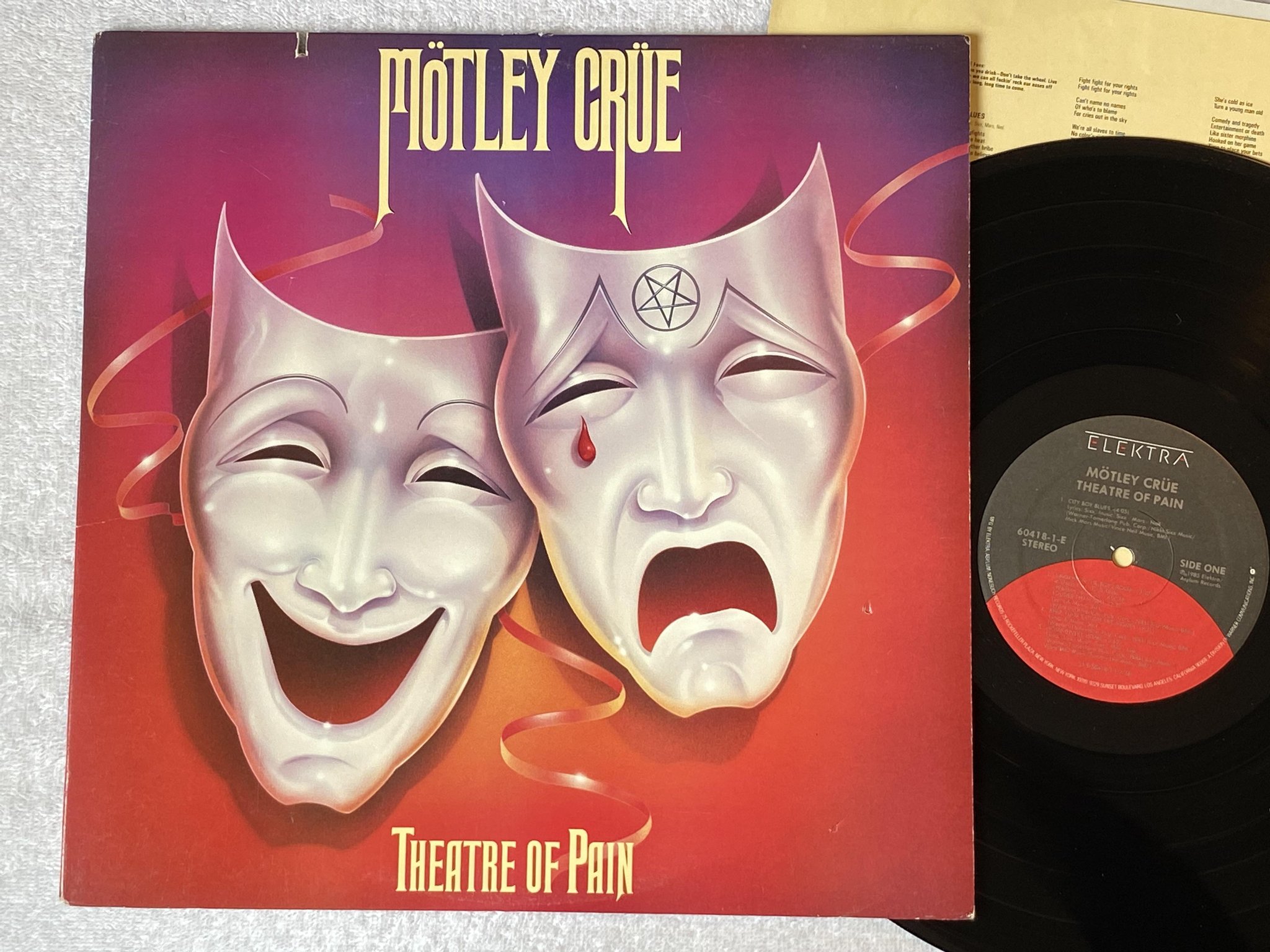 Omslagsbild för skivan MÖTLEY CRÜE theatre of pain LP -85n US ELEKTRA 60418-1-E