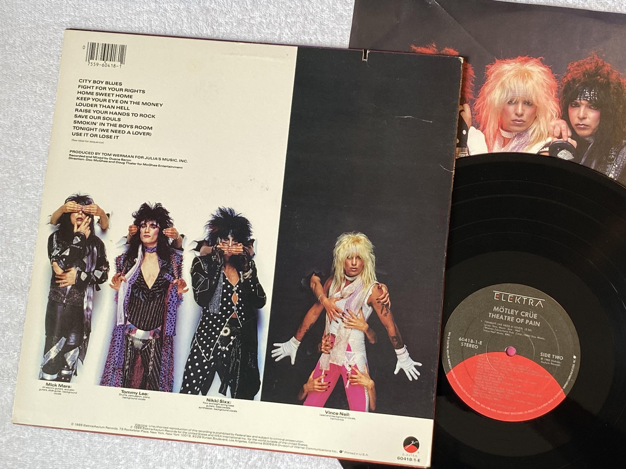 Omslagsbild för skivan MÖTLEY CRÜE theatre of pain LP -85n US ELEKTRA 60418-1-E