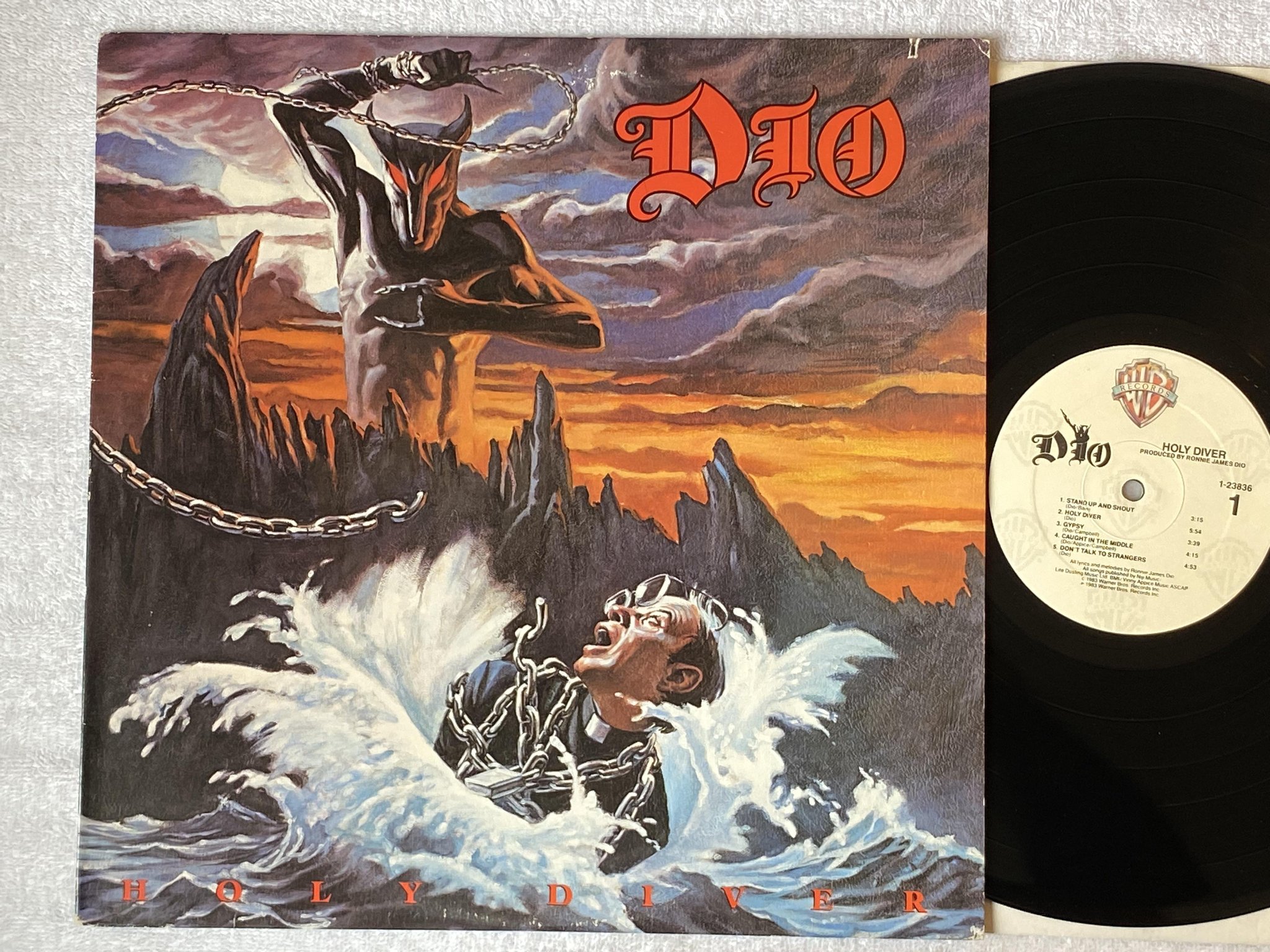 Omslagsbild för skivan DIO holy diver LP -83 US WARNER BROS 1-23836 *** HEAVY METAL CLASSIC ***