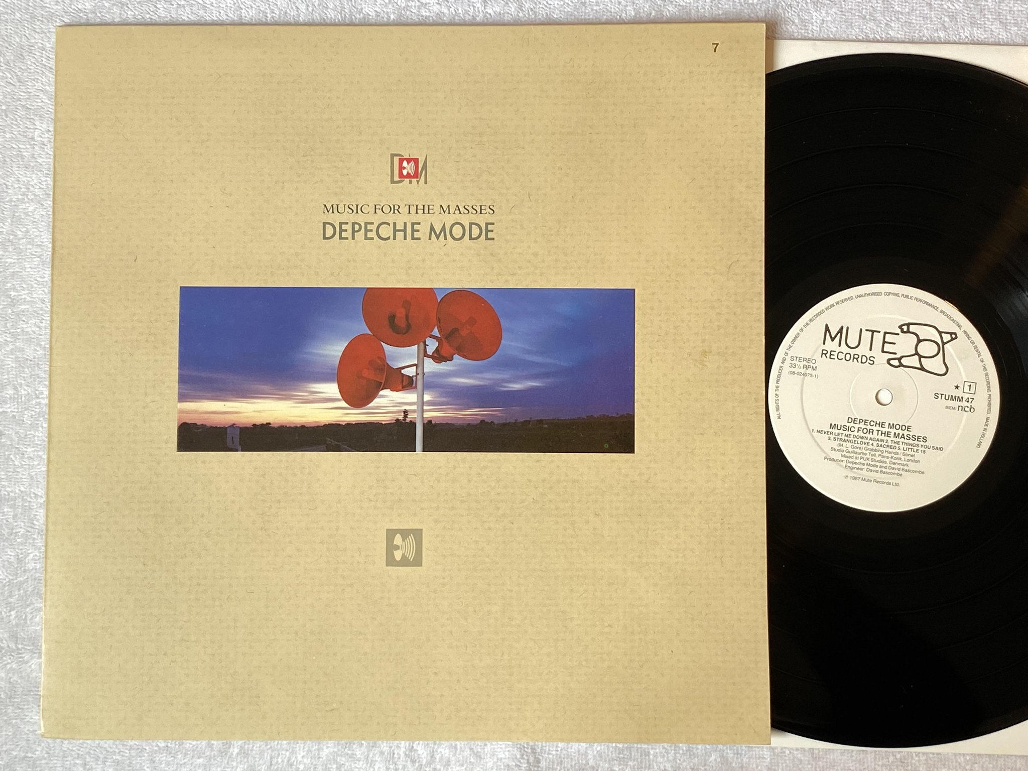 Omslagsbild för skivan DEPECHE MODE music for the masses LP -87 ncb MUTE STUMM 47