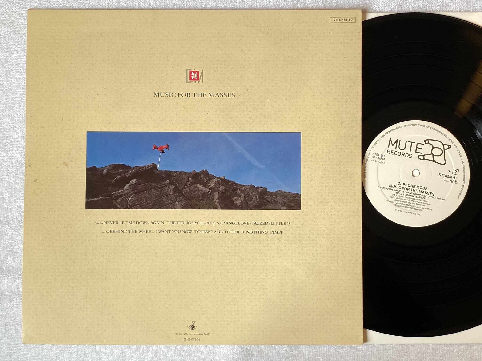 Omslagsbild för skivan DEPECHE MODE music for the masses LP -87 ncb MUTE STUMM 47