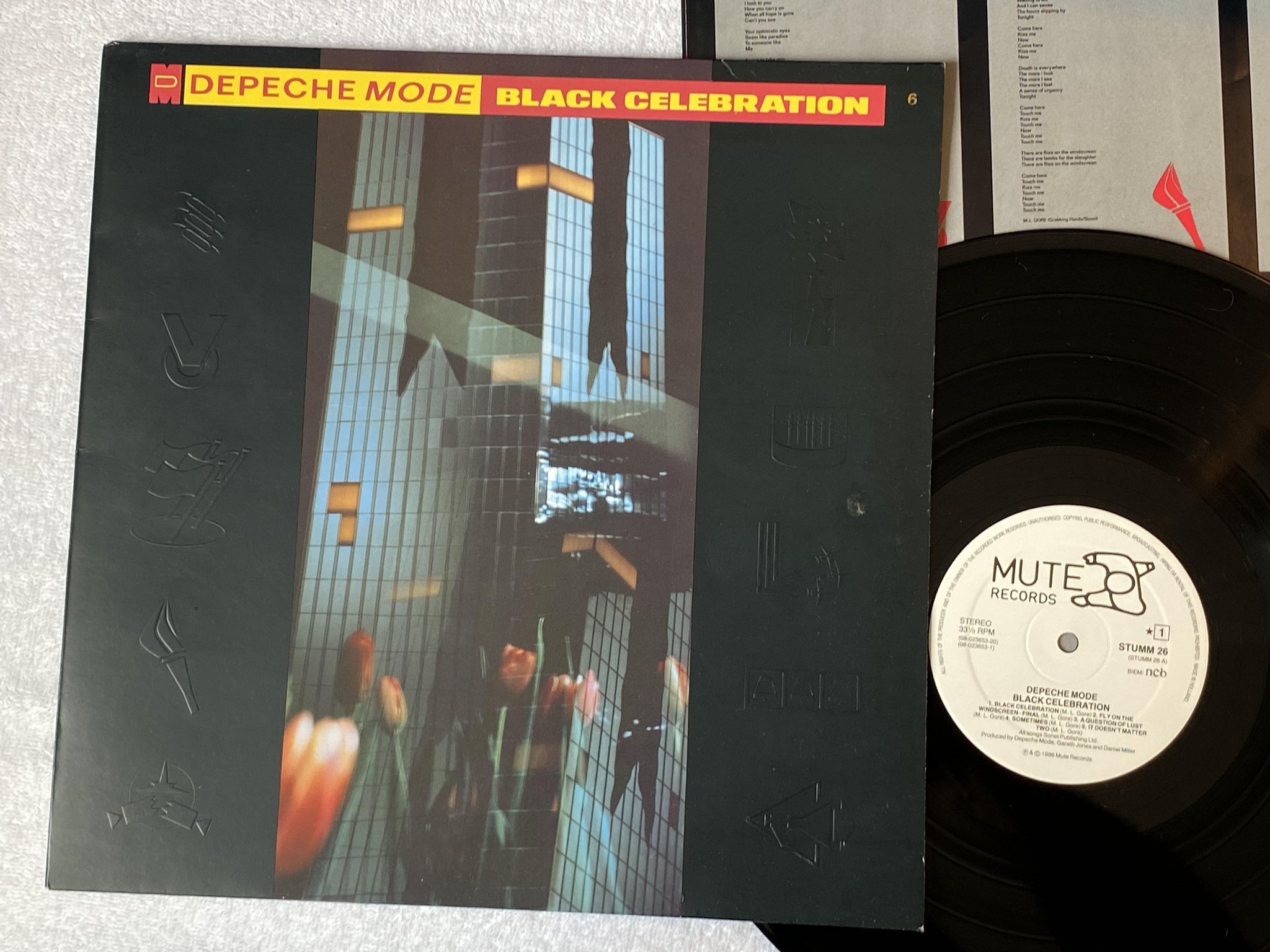 Omslagsbild för skivan DEPECHE MODE black celebration LP -86 ncb MUTE STUMM 26