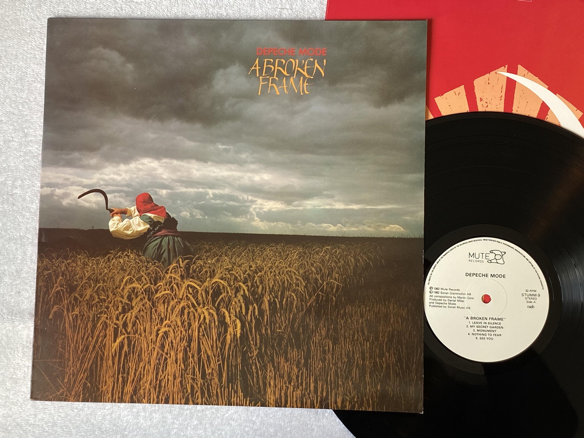 Omslagsbild för skivan DEPECHE MODE a broken frame LP -82 ncb MUTE STUMM 9