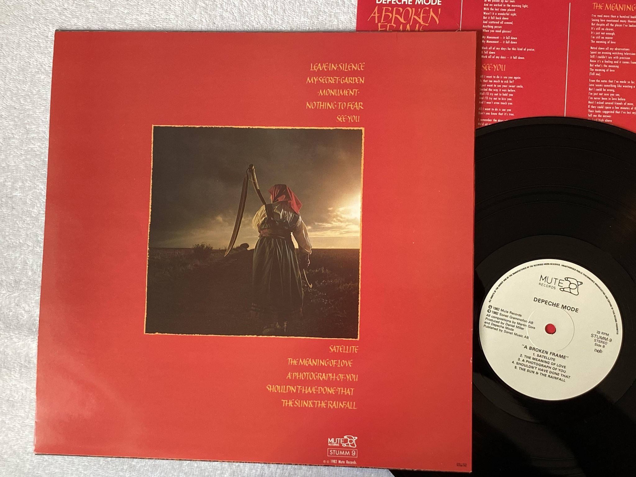 Omslagsbild för skivan DEPECHE MODE a broken frame LP -82 ncb MUTE STUMM 9