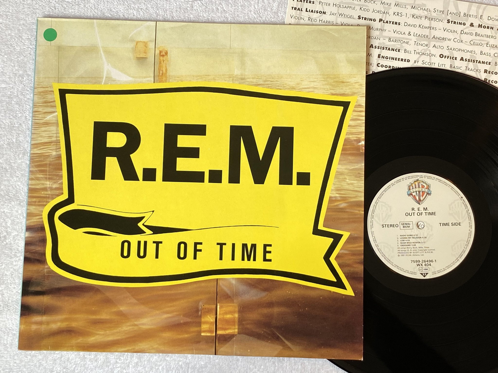 Omslagsbild för skivan R.E.M. out of time LP -91 Ger WARNER BROS 7599 26496-1